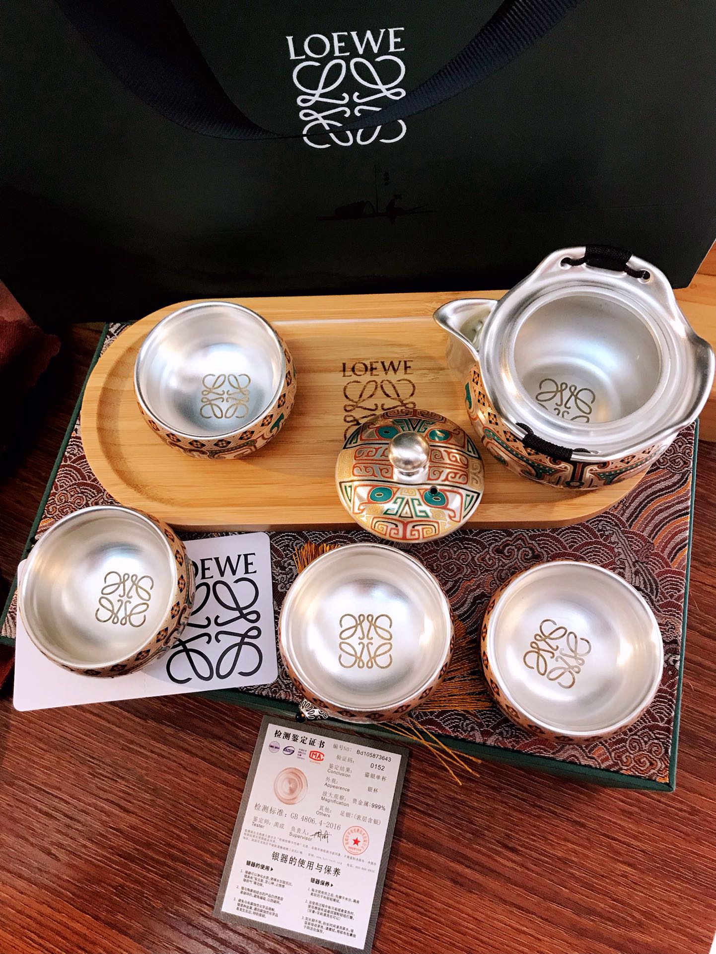  LOEWE罗意威1壶四杯带茶盘
手抓壶珐琅彩银壶999纯银陶瓷鎏银茶具1壶四杯带茶盘礼盒套装
青花珐琅彩鎏银缠枝莲一壶4杯带茶盘高端陶瓷茶具伴手礼附带证书专柜礼盒套装配，送礼自用都是非常完美，顶级银离子工艺，李时珍在《本草纲目》中就记载：银有安五脏，安心神，除邪气等保健功效。现代医学认为：银能杀菌，排毒养身，长期使用可以起到加速新陈代谢，增强抵抗力的作用。