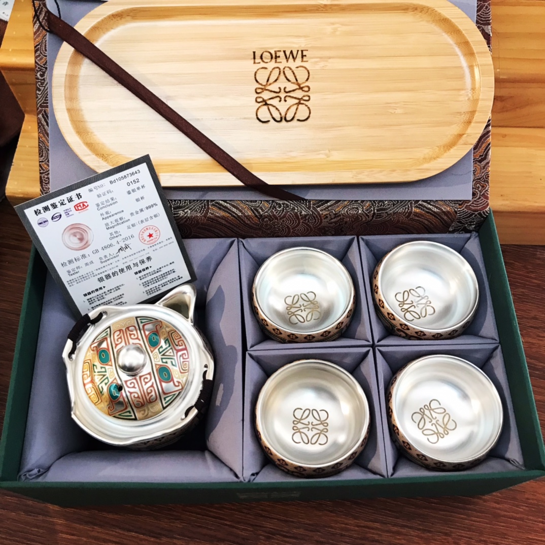  LOEWE罗意威1壶四杯带茶盘
手抓壶珐琅彩银壶999纯银陶瓷鎏银茶具1壶四杯带茶盘礼盒套装
青花珐琅彩鎏银缠枝莲一壶4杯带茶盘高端陶瓷茶具伴手礼附带证书专柜礼盒套装配，送礼自用都是非常完美，顶级银离子工艺，李时珍在《本草纲目》中就记载：银有安五脏，安心神，除邪气等保健功效。现代医学认为：银能杀菌，排毒养身，长期使用可以起到加速新陈代谢，增强抵抗力的作用。