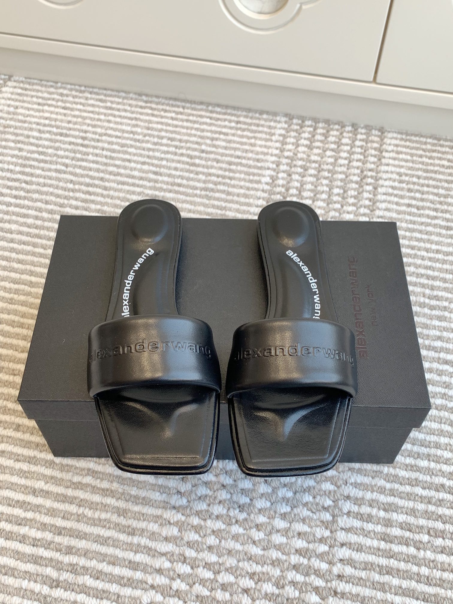 NO:168391,Purchase grade Alexande* Wang 25ss Spring and summer latest style Square toe flat sandals Personalized style Super texture Love this style Simple design is simple and comfortable to wear. An indispensable model in summer presents a brand new iconic outline. Upper denim/sheepskin inner sheepskin/denim sole Italian leather outsole Size#35-39 (40 custom made), slippers, alexander wang, slippers, sheepskin, Leather soles19860909批 代购级 Alexande* Wang 大王 25ss 春夏最新款 方头平底凉拖鞋 个性御姐风 超有质感 爱了爱了 该款设计简约上脚时尚舒服 夏季不可缺少的一款大王呈现焕然一新的标志性轮廓. 鞋面牛仔布/羊皮 内里羊皮/牛仔布里 鞋底意大利真皮大底 Size#35-39(40定做),拖鞋,alexander wang,slippers,sheepskin,Leather soles,Women's Shoes