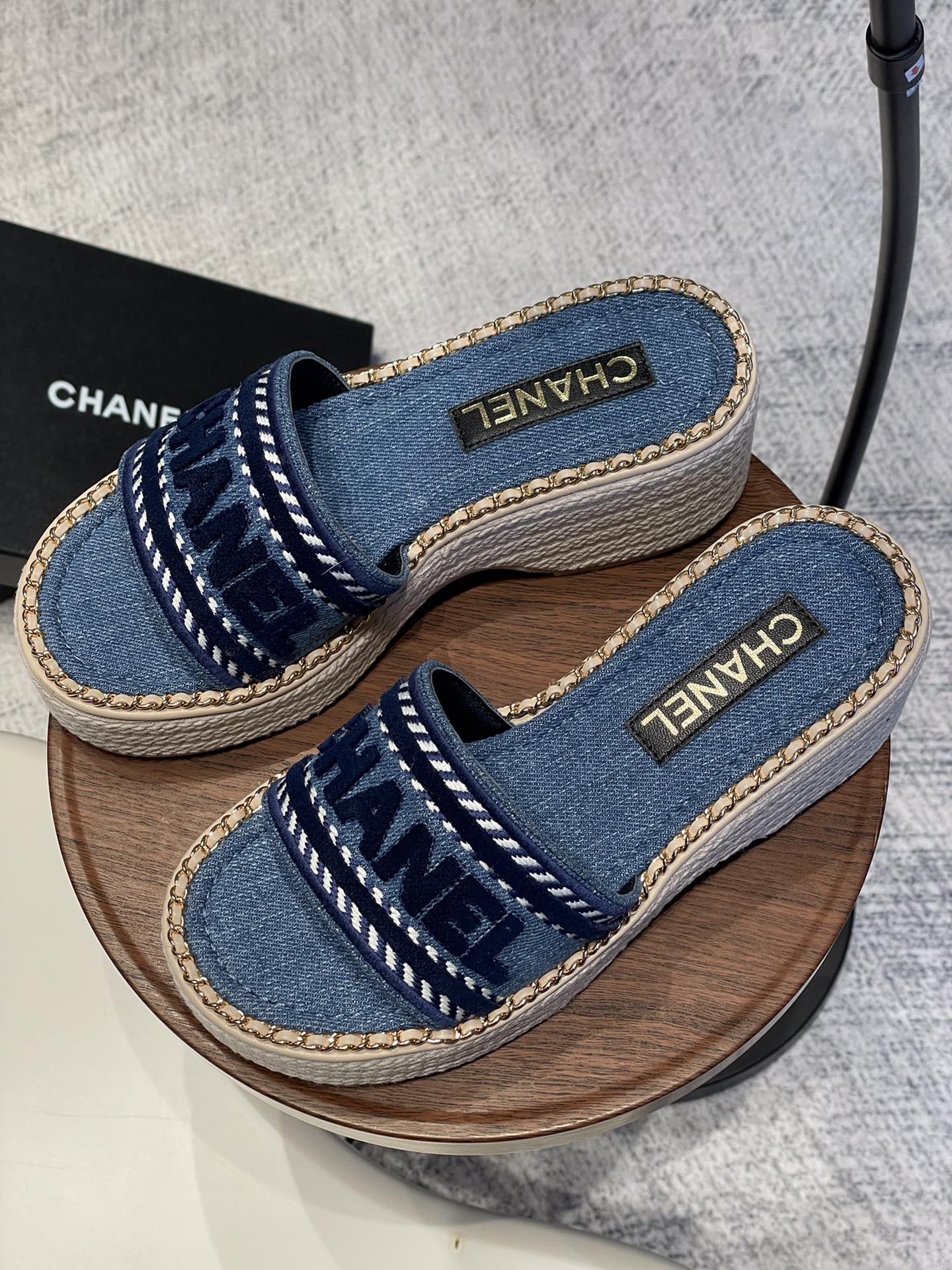 NO:172885,- 25Fw spring and summer new Chane* small fragrance chain ring edge embroidered letter sandals, chain hemp rope sole series Xiangjia’s iconic leather-wearing chain design is used on the footrest ring edge, paired with classic diamond elements to cover the upper footrest!  Extremely exquisite and literary, it is difficult to find the reason for not loving it. Walk easily in commuting and leisure occasions and be a casual and fashionable and elegant woman~ velvet, sheepskin, cloth, inner lining, sheepskin, sole original rubber outsole size 35-39 (40,41 custom-made, non-return and exchange), slippers, chanel, chanel, slippers, sheepskin19860909- 25Fw春夏新款Chane*小香链条圈边刺绣字母凉拖鞋 链条麻绳底系列 香家标志性的穿皮链条设计应用在垫脚圈边,配上经典菱格元素覆盖鞋面 垫脚！格外精致又文艺,很难找出不爱的理由.轻松游走于通勤和休闲场合 做个漫不经心的时髦优雅女子～ 鞋面丝绒、羊皮、布面 内里羊皮内里 鞋底原版橡胶大底 码数35-39（40,41定制不退换）,拖鞋,chanel,chanel,slippers,sheepskin,Women's Shoes