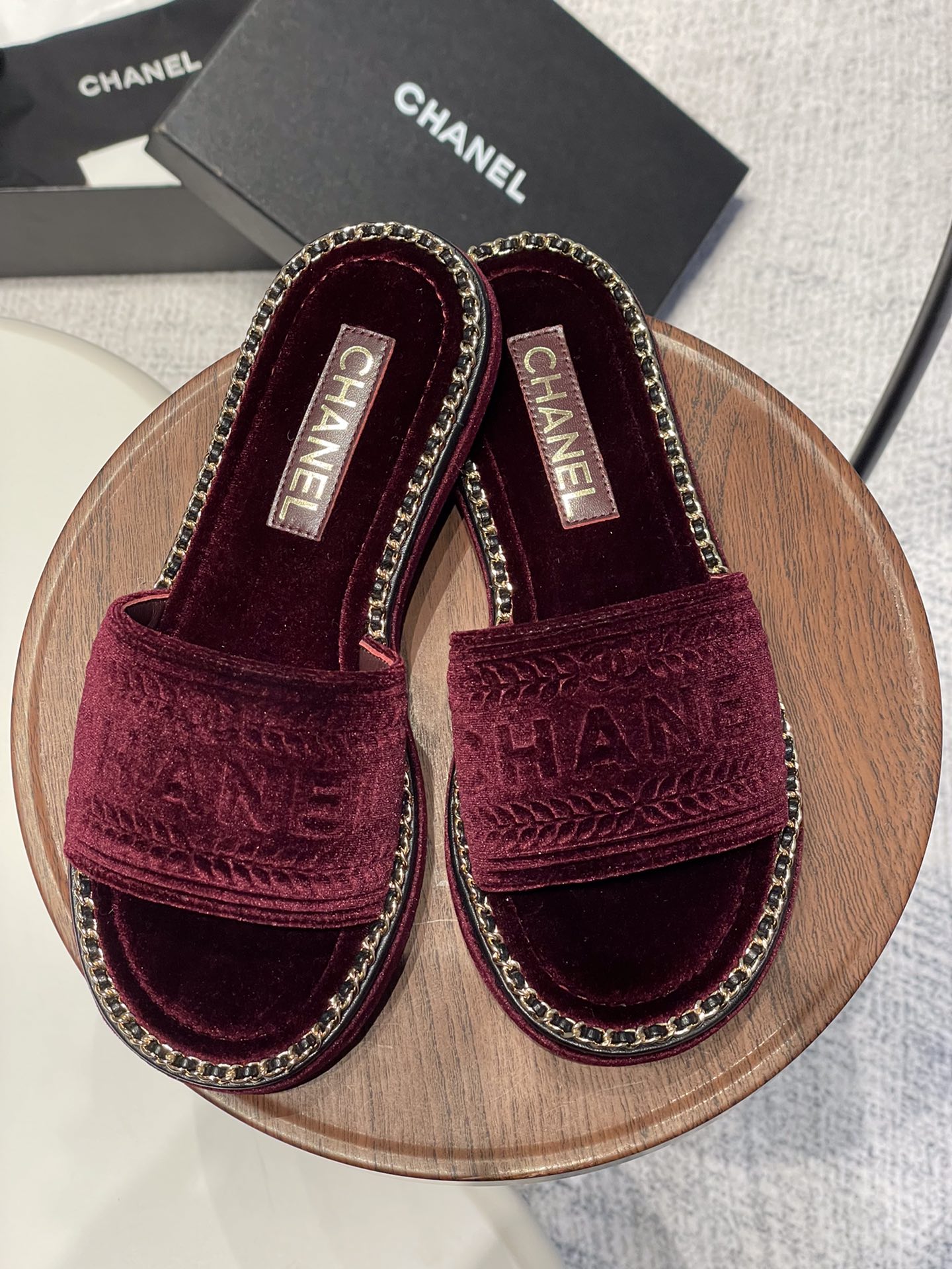 NO:172890,- 25Fw spring and summer new Chane* small fragrance chain ring edge double C letter button sandals, chain wood sole series Xiangjia’s iconic leather-wearing chain design is used on the footrest ring edge, paired with classic diamond elements to cover the upper footrest!  Extremely exquisite and literary, it is difficult to find the reason for not loving it. Walk easily in commuting and leisure occasions and be a casual and fashionable and elegant woman~ velvet, sheepskin, cloth, inner lining, sheepskin, sole original rubber outsole size 35-39 (40,41 custom-made, non-return and exchange), slippers, chanel, chanel, slippers, sheepskin19860909- 25Fw春夏新款Chane*小香链条圈边双C字母扣凉拖鞋 链条木底系列 香家标志性的穿皮链条设计应用在垫脚圈边,配上经典菱格元素覆盖鞋面 垫脚！格外精致又文艺,很难找出不爱的理由.轻松游走于通勤和休闲场合 做个漫不经心的时髦优雅女子～ 鞋面丝绒、羊皮、布面 内里羊皮内里 鞋底原版橡胶大底 码数35-39（40,41定制不退换）,拖鞋,chanel,chanel,slippers,sheepskin,Women's Shoes