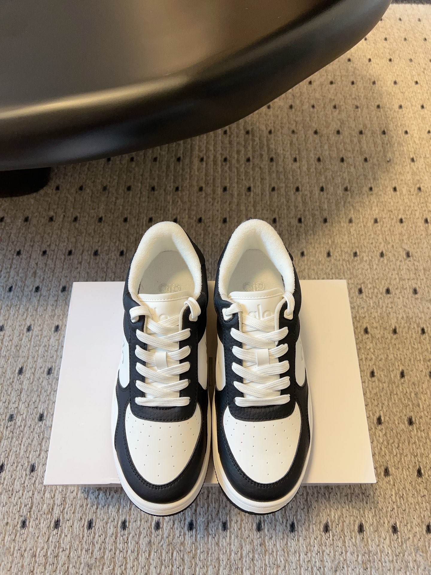 NO:233709,Top version: alo25ss Spring and summer new style color-blocking white shoes with thick sole comfortable and casual style alo understands girls better than Nike!  Super versatile!  And super comfortable!  It's a thick bottom but it's not heavy at all on the feet!  Very lightweight!  It looks better when putting on socks!  And it is recommended by celebrities. It is a model that increases your legs and makes your legs look thinner!  Super suitable for us small girls~ the shoes are also a classic color-blocking and contrasting design with the delicate leather texture on the upper!  !  Material cowhide, inner li sheep, outsole pure natural rubber outsole Size#35-40 (40 custom made without return or exchange), casual shoes/sports shoes, sneakers, cowhide19860909顶级版本:alo25ss 春夏新款 拼色小白鞋厚底舒适休闲款 alo比耐克更懂女生！上脚超级百搭！而且超级舒适！是厚底款但是上脚一点都不沉重！ 非常轻便！套上袜套搭配更好看！而且还是明星同款推荐～上脚增高显腿细！ 超级适合我们小个子女生～鞋子整体也是经典的拼色撞色设计搭配鞋面细腻的真皮纹路肌理感！！ 材质牛皮 内里羊里 大底纯天然橡胶大底 Size#35-40（40定制不退换）,休闲鞋/运动鞋,sneakers,cowhide,Women's Shoes