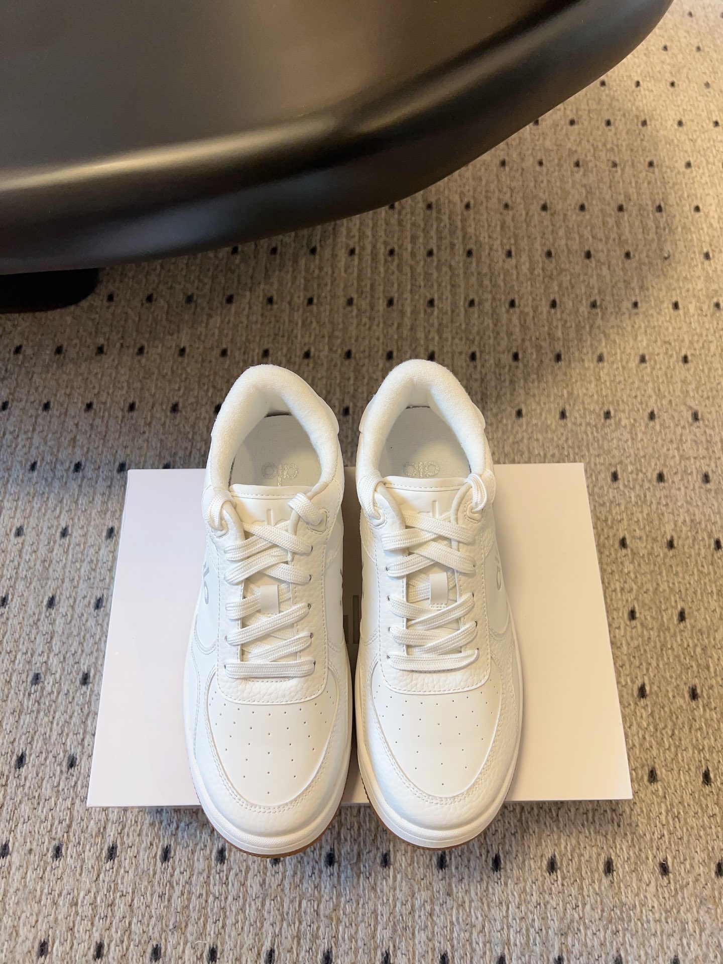 NO:462485,alo25ss spring and summer new color-blocking white shoes with thick sole comfortable and casual style alo understands girls better than Nike!  Super versatile!  And super comfortable!  It's a thick bottom but it's not heavy at all on the feet!  Very lightweight!  It looks better when putting on socks!  And it is recommended by celebrities. It is a model that increases your legs and makes your legs look thinner!  Super suitable for us small girls~ the shoes are also a classic color-blocking and contrasting design with the delicate leather texture on the upper!  !  Material cowhide, inner li sheep, outsole pure natural rubber outsole Size#35-40 (40 custom made without return or exchange), casual shoes/sports shoes, sneakers, cowhide19860909alo25ss 春夏新款 拼色小白鞋厚底舒适休闲款 alo比耐克更懂女生！上脚超级百搭！而且超级舒适！是厚底款但是上脚一点都不沉重！ 非常轻便！套上袜套搭配更好看！而且还是明星同款推荐～上脚增高显腿细！ 超级适合我们小个子女生～鞋子整体也是经典的拼色撞色设计搭配鞋面细腻的真皮纹路肌理感！！ 材质牛皮 内里羊里 大底纯天然橡胶大底 Size#35-40（40定制不退换）,休闲鞋/运动鞋,sneakers,cowhide,Women's Shoes