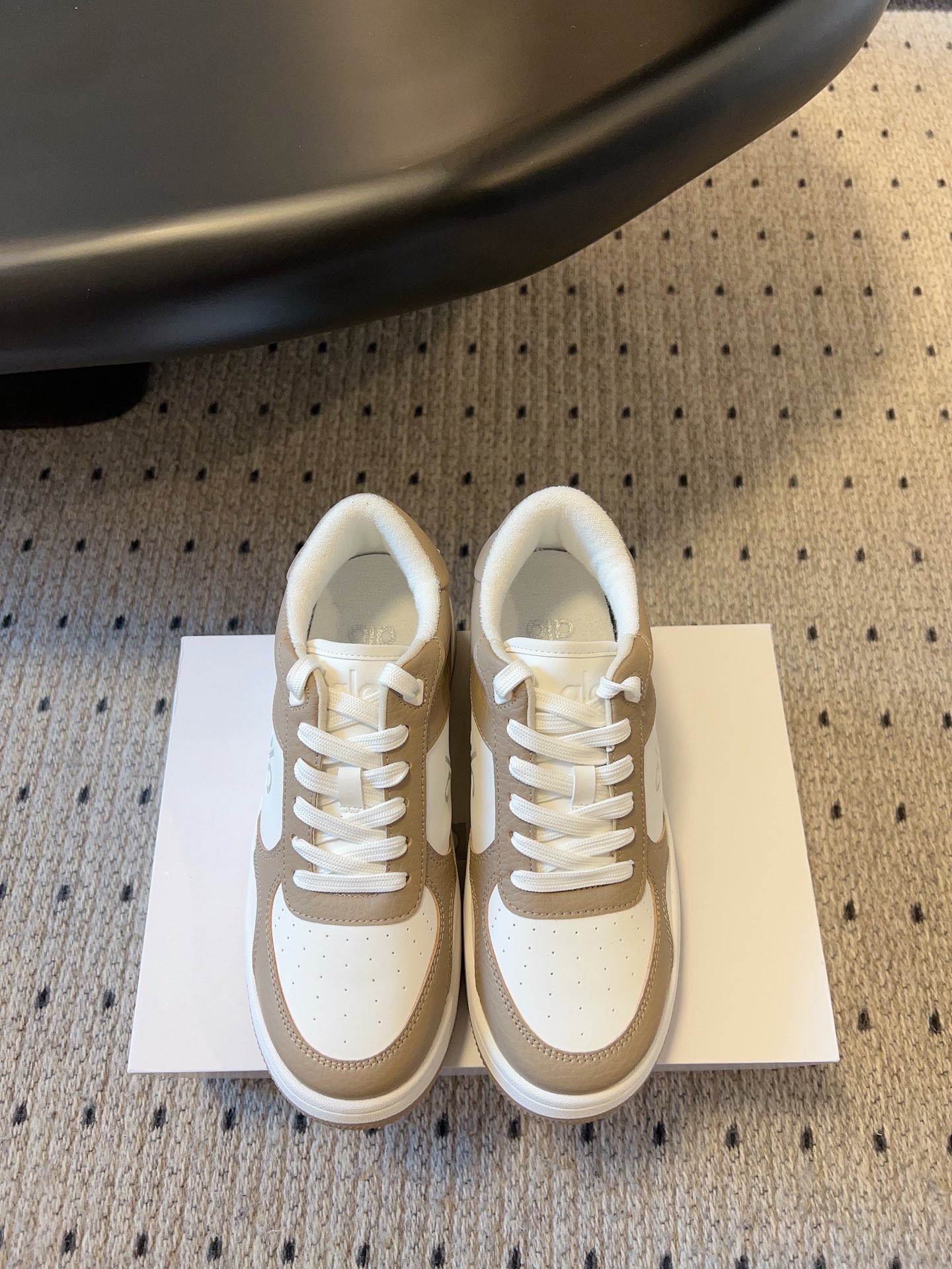 NO:234341,alo25ss spring and summer new color-blocking white shoes with thick sole comfortable and casual style alo understands girls better than Nike!  Super versatile!  And super comfortable!  It's a thick bottom but it's not heavy at all on the feet!  Very lightweight!  It looks better when putting on socks!  And it is recommended by celebrities. It is a model that increases your legs and makes your legs look thinner!  Super suitable for us small girls~ the shoes are also a classic color-blocking and contrasting design with the delicate leather texture on the upper!  !  Material cowhide, inner li sheep, outsole pure natural rubber outsole Size#35-40 (40 custom made without return or exchange), casual shoes/sports shoes, sneakers, cowhide19860909alo25ss 春夏新款 拼色小白鞋厚底舒适休闲款 alo比耐克更懂女生！上脚超级百搭！而且超级舒适！是厚底款但是上脚一点都不沉重！ 非常轻便！套上袜套搭配更好看！而且还是明星同款推荐～上脚增高显腿细！ 超级适合我们小个子女生～鞋子整体也是经典的拼色撞色设计搭配鞋面细腻的真皮纹路肌理感！！ 材质牛皮 内里羊里 大底纯天然橡胶大底 Size#35-40（40定制不退换）,休闲鞋/运动鞋,sneakers,cowhide,Women's Shoes