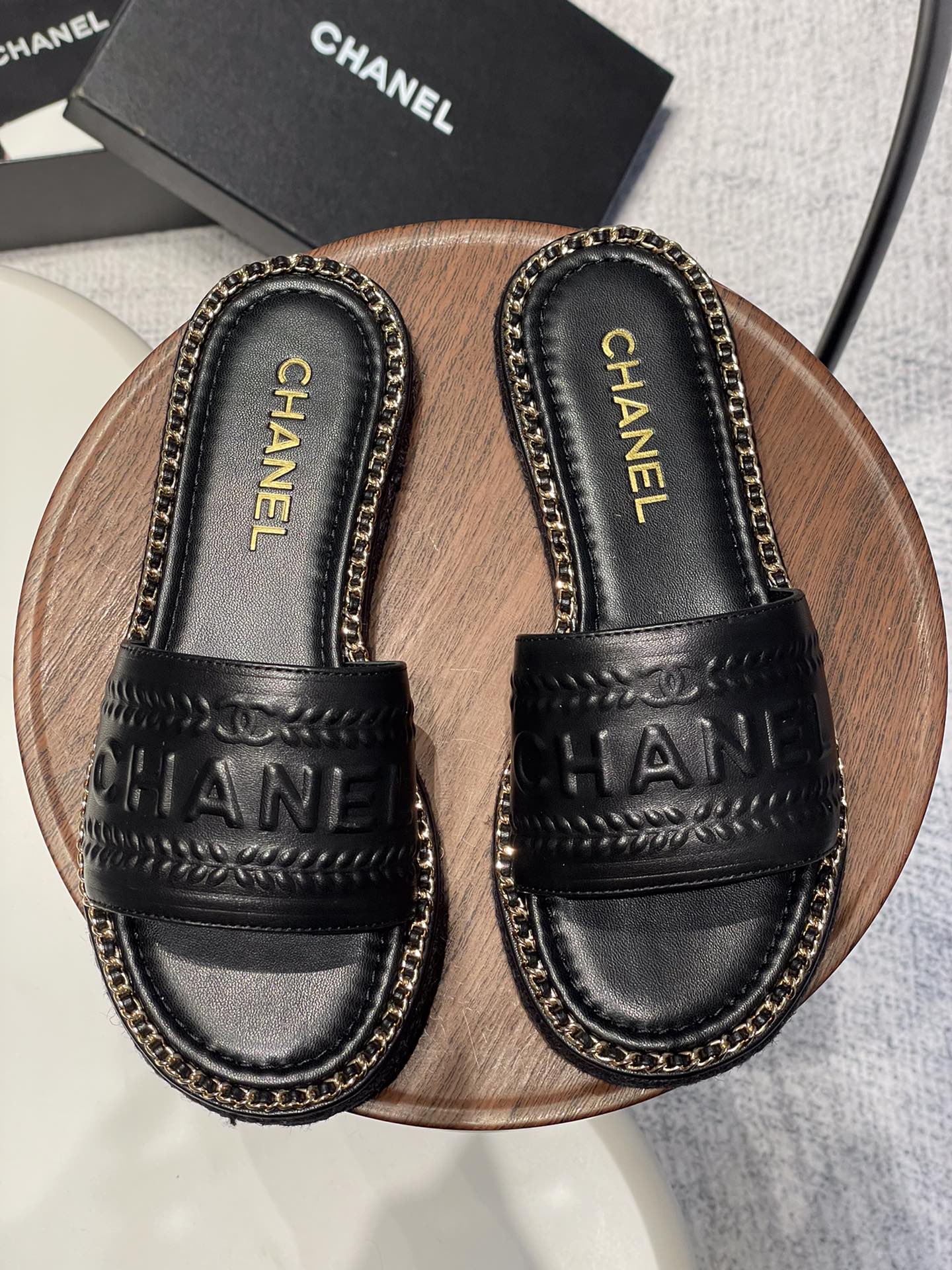 NO:172894,- 25Fw spring and summer new Chane* small fragrance chain ring edge embroidered letter sandals, chain hemp rope sole series Xiangjia’s iconic leather-wearing chain design is used on the footrest ring edge, paired with classic diamond elements to cover the upper footrest!  Extremely exquisite and literary, it is difficult to find the reason for not loving it. Walk easily in commuting and casual occasions and be a casual and elegant woman~ velvet, sheepskin, cloth, inner lining, sheepskin sole original rubber outsole size 35-39 (40,41 custom-made, non-return and exchange), slippers, chanel, chanel, slippers, sheepskin19860909- 25Fw春夏新款Chane*小香链条圈边刺绣字母凉拖鞋 链条麻绳底系列 香家标志性的穿皮链条设计应用在垫脚圈边,配上经典菱格元素覆盖鞋面 垫脚！格外精致又文艺,很难找出不爱的理由.轻松游走于通勤和休闲场合 做个漫不经心的时髦优雅女子～ 鞋面丝绒、羊皮、布面 内里羊皮内里 鞋底原版橡胶大底 码数35-39（40,41定制不退换）,拖鞋,chanel,chanel,slippers,sheepskin,Women's Shoes