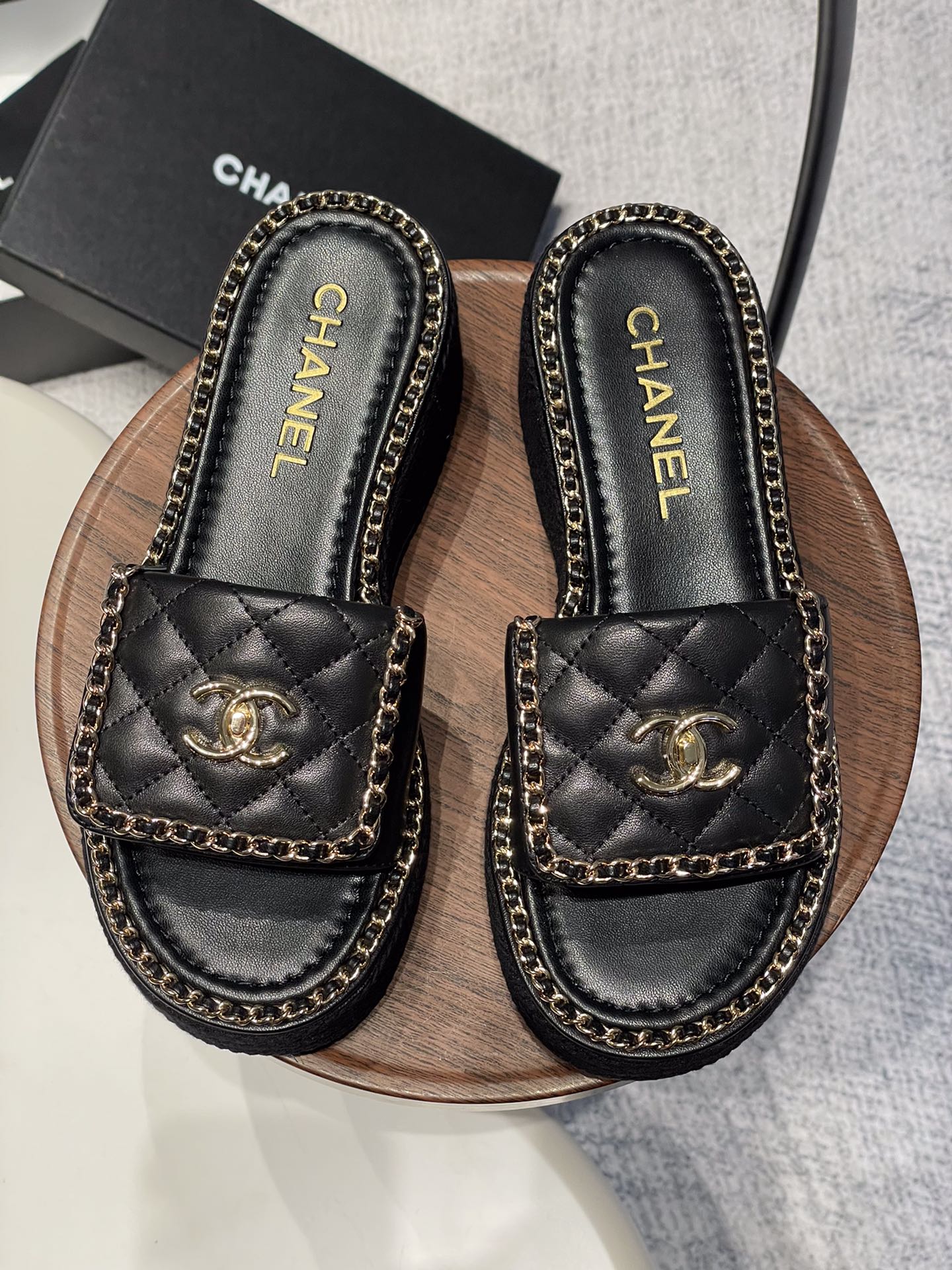 NO:172904,- 25Fw spring and summer new Chane* small fragrance chain ring edge diamond school bag buckle sandals, chain double C school bag buckle series Xiangjia’s iconic leather-wearing chain design is used on the edge of the foot pad, with classic diamond elements covering the upper foot pad!  Extremely exquisite and literary, it is difficult to find the reason for not loving it. Walk easily in commuting and leisure occasions and be a casual and fashionable and elegant woman~ velvet, sheepskin, cloth, inner lining, sheepskin, sole original rubber outsole size 35-39 (40,41 custom-made, non-return and exchange), slippers, chanel, chanel, slippers, sheepskin19860909- 25Fw春夏新款Chane*小香链条圈边菱格书包扣凉拖鞋 链条双C书包扣系列 香家标志性的穿皮链条设计应用在垫脚圈边,配上经典菱格元素覆盖鞋面 垫脚！格外精致又文艺,很难找出不爱的理由.轻松游走于通勤和休闲场合 做个漫不经心的时髦优雅女子～ 鞋面丝绒、羊皮、布面 内里羊皮内里 鞋底原版橡胶大底 码数35-39（40,41定制不退换）,拖鞋,chanel,chanel,slippers,sheepskin,Women's Shoes