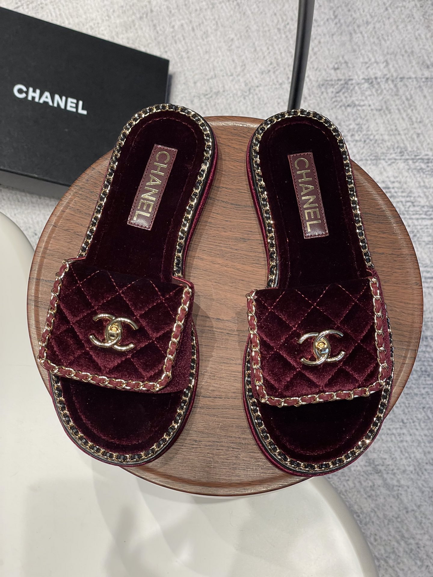 NO:172909,- 25Fw spring and summer new Chane* small fragrance chain ring edge embroidered letter sandals, chain hemp rope sole series Xiangjia’s iconic leather-wearing chain design is used on the footrest ring edge, paired with classic diamond elements to cover the upper footrest!  Extremely exquisite and literary, it is difficult to find the reason for not loving it. Walk easily in commuting and leisure occasions and be a casual and fashionable and elegant woman~ velvet, sheepskin, cloth, inner lining, sheepskin, sole original rubber outsole size 35-39 (40,41 custom-made, non-return and exchange), slippers, chanel, chanel, slippers, sheepskin19860909- 25Fw春夏新款Chane*小香链条圈边刺绣字母凉拖鞋 链条麻绳底系列 香家标志性的穿皮链条设计应用在垫脚圈边,配上经典菱格元素覆盖鞋面 垫脚！格外精致又文艺,很难找出不爱的理由.轻松游走于通勤和休闲场合 做个漫不经心的时髦优雅女子～ 鞋面丝绒、羊皮、布面 内里羊皮内里 鞋底原版橡胶大底 码数35-39（40,41定制不退换）,拖鞋,chanel,chanel,slippers,sheepskin,Women's Shoes