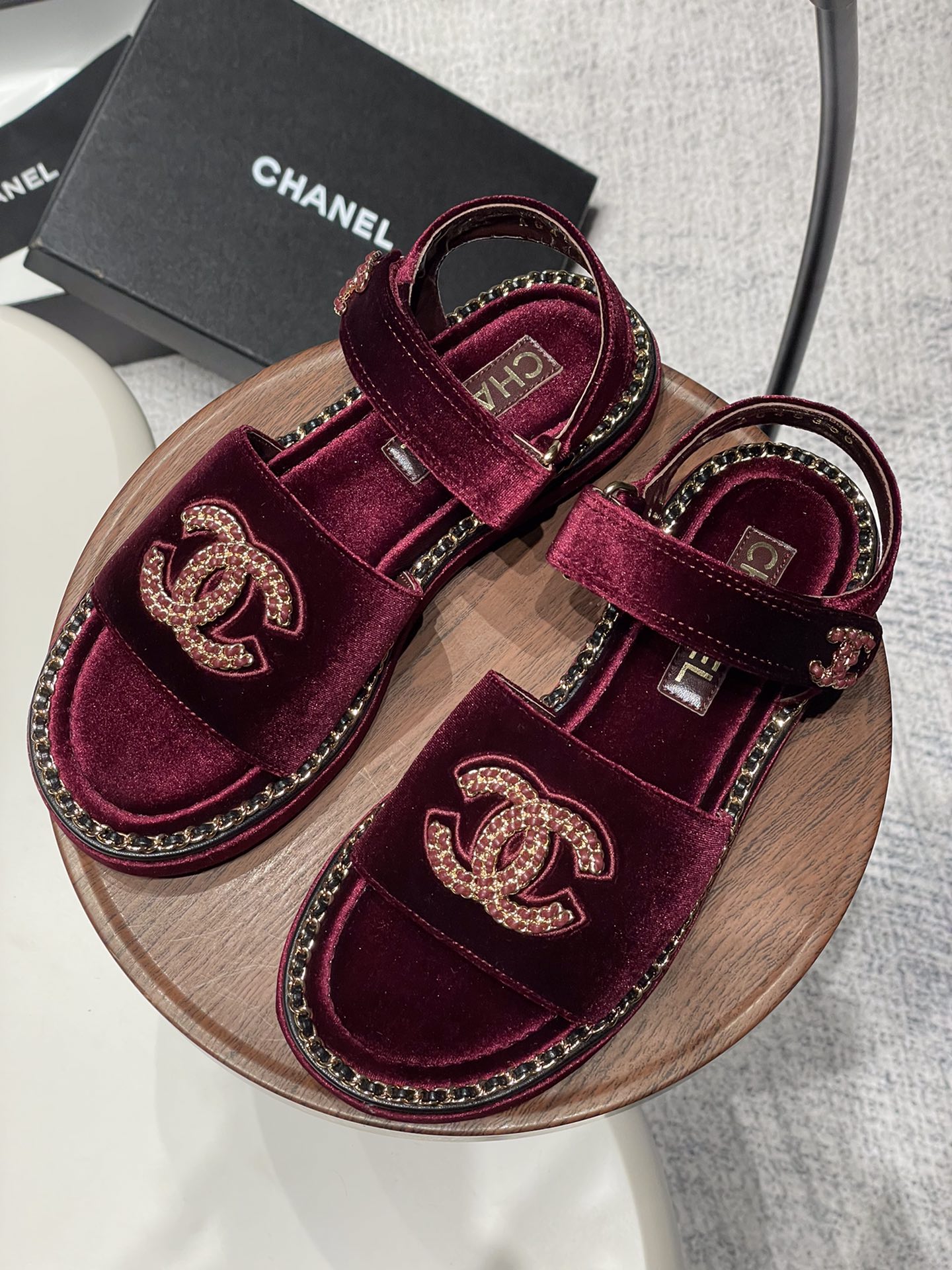 NO:172881,- 25Fw spring and summer new Chane* small fragrance chain ring edge double C button sandals series Xiangjia’s iconic leather-wearing chain design is used on the footrest ring edge, paired with classic diamond elements to cover the upper footrest!  Extremely exquisite and literary, it is difficult to find the reason for not loving it. Easy to wander in commuting and leisure occasions, be a casual and fashionable and elegant woman~ velvet, sheepskin, cloth, inner lining, sheepskin, sole original rubber outsole size 35-39 (40,41 custom-made, non-return and exchange), sandals, chanel, chanel, sandals, slippers, sheepskin19860909- 25Fw春夏新款Chane*小香链条圈边双C扣凉拖鞋系列 香家标志性的穿皮链条设计应用在垫脚圈边,配上经典菱格元素覆盖鞋面 垫脚！格外精致又文艺,很难找出不爱的理由.轻松游走于通勤和休闲场合 做个漫不经心的时髦优雅女子～ 鞋面丝绒、羊皮、布面 内里羊皮内里 鞋底原版橡胶大底 码数35-39（40,41定制不退换）,凉鞋,chanel,chanel,sandals,slippers,sheepskin,Women's Shoes