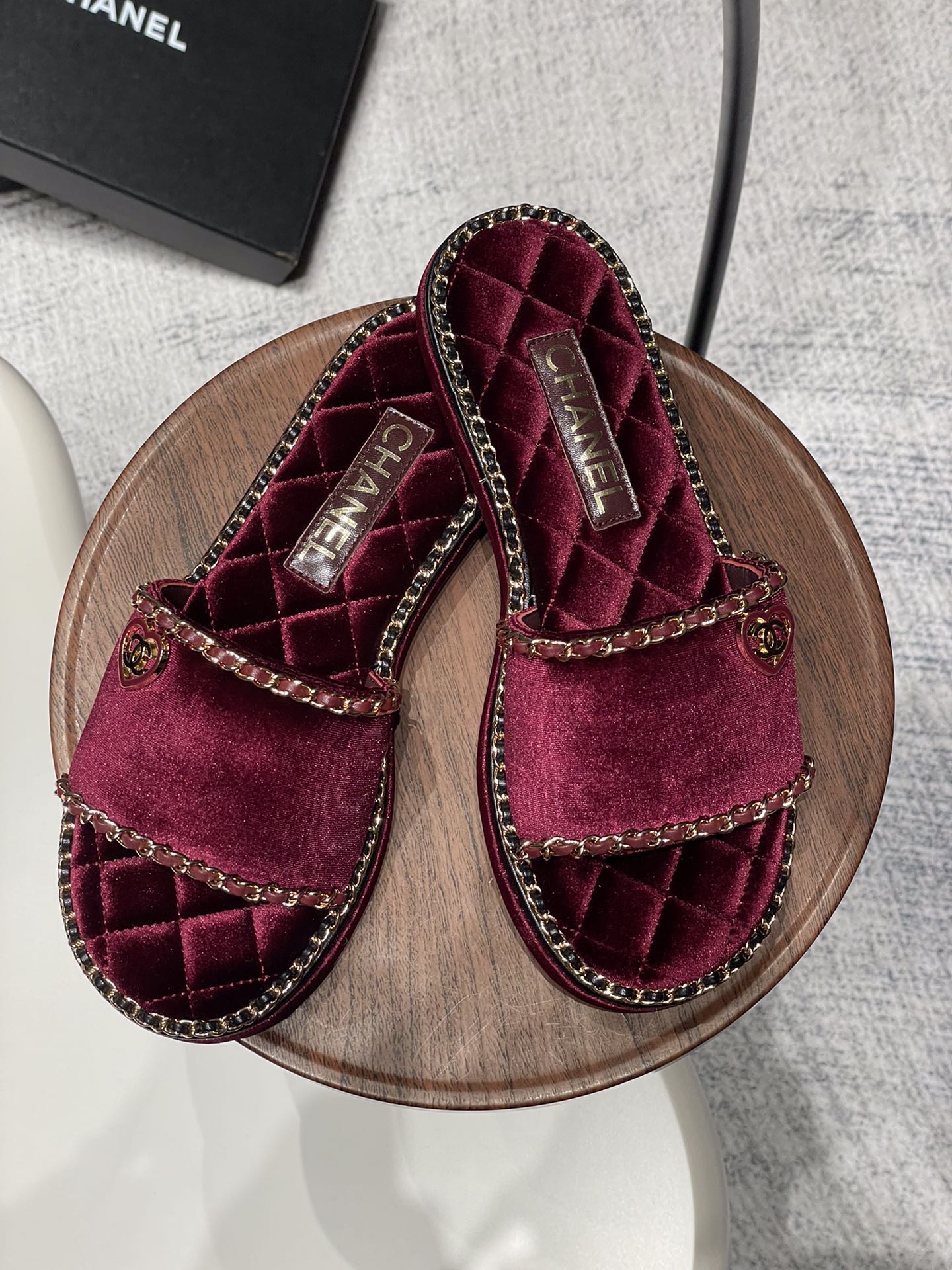 NO:172918,- 25Fw spring and summer new Chane* small fragrant chain ring-edge sandals, chain wedge wood sole series Xiangjia’s iconic leather-edged chain design is used on the footrest ring edge, paired with classic diamond elements to cover the upper footrest!  Extremely exquisite and literary, it is difficult to find the reason for not loving it. Walk easily in commuting and casual occasions and be a casual and fashionable and elegant woman~ Upper lambskin inner sheepskin sole Italian genuine leather sole size 35-39 (40, 41 custom made without return), slippers, chanel, chanel, slippers, sheepskin19860909- 25Fw春夏新款Chane*小香链条圈边凉拖鞋 链条坡跟木底系列 香家标志性的穿皮链条设计应用在垫脚圈边,配上经典菱格元素覆盖鞋面 垫脚！格外精致又文艺,很难找出不爱的理由.轻松游走于通勤和休闲场合 做个漫不经心的时髦优雅女子～ 鞋面小羊皮 内里羊皮内里 鞋底意大利真皮鞋底 码数35-39（40,41定制不退换）,拖鞋,chanel,chanel,slippers,sheepskin,Women's Shoes