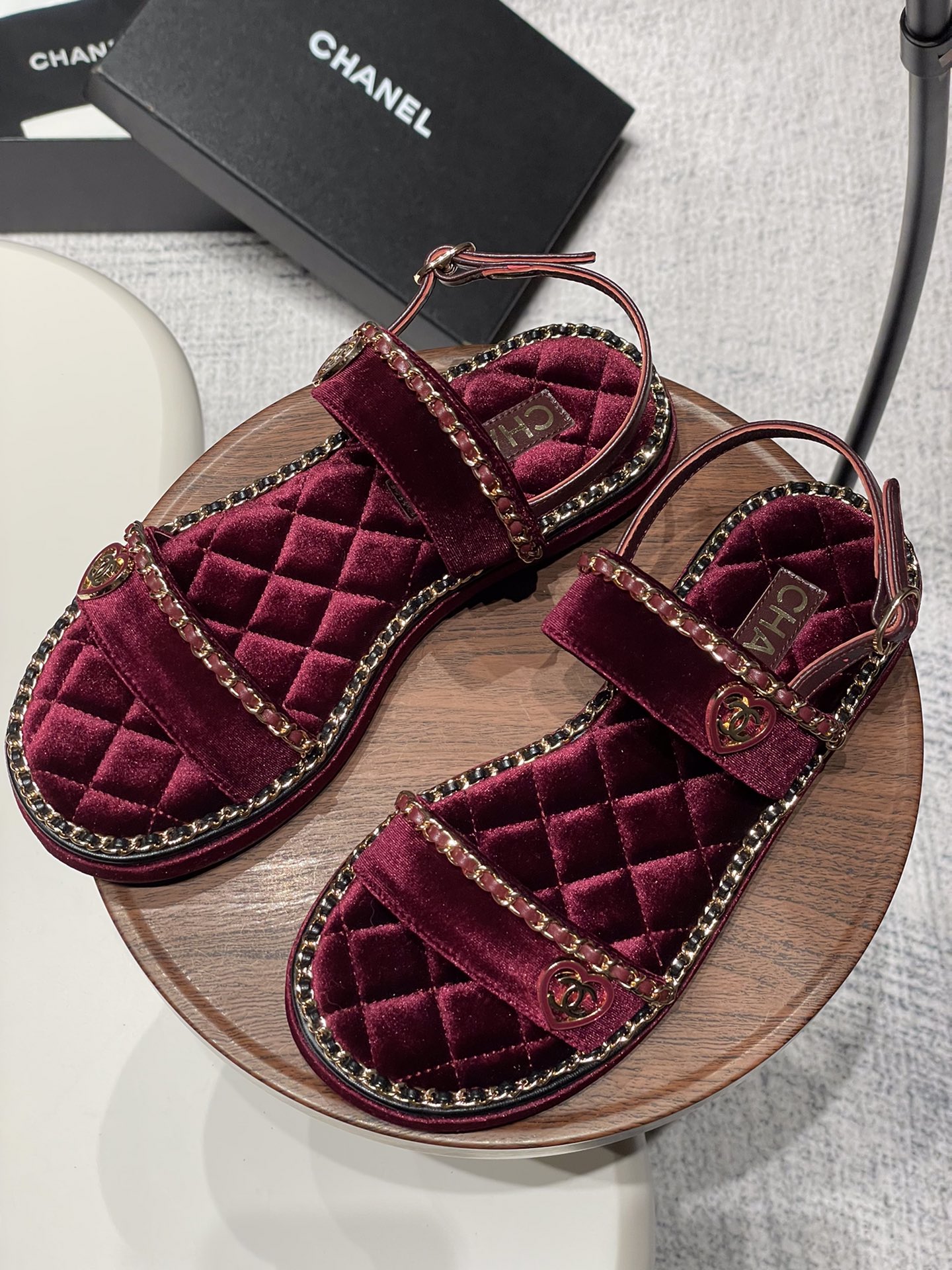 NO:172908,- 25Fw spring and summer new Chane* small fragrant chain ring-edge sandals, chain wedge wood sole series Xiangjia’s iconic leather-edged chain design is used on the footrest ring edge, paired with classic diamond elements to cover the upper footrest!  Extremely exquisite and literary, it is difficult to find the reason for not loving it. Walk easily in commuting and casual occasions and be a casual and fashionable and elegant woman~ Upper lambskin inner sheepskin sole Italian genuine leather sole size 35-39 (40, 41 custom made without return), sandals, chanel, chanel, sandals, slippers, sheepskin19860909- 25Fw春夏新款Chane*小香链条圈边凉拖鞋 链条坡跟木底系列 香家标志性的穿皮链条设计应用在垫脚圈边,配上经典菱格元素覆盖鞋面 垫脚！格外精致又文艺,很难找出不爱的理由.轻松游走于通勤和休闲场合 做个漫不经心的时髦优雅女子～ 鞋面小羊皮 内里羊皮内里 鞋底意大利真皮鞋底 码数35-39（40,41定制不退换）,凉鞋,chanel,chanel,sandals,slippers,sheepskin,Women's Shoes