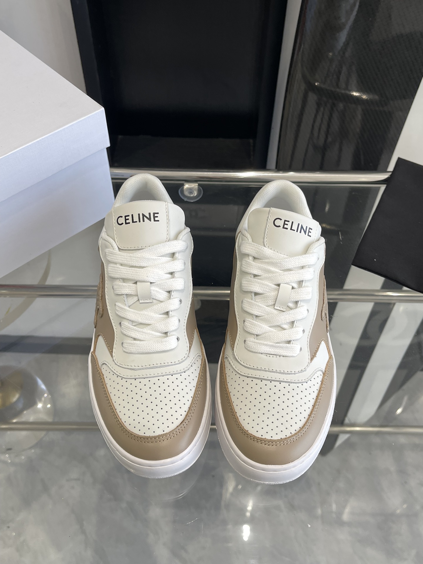 NO:168473,CELINE 25ss latest Block series Lace-up couple casual sneakers TRIOMPHE leather patches instantly inject fresh and soft charm into this BLOCK sneakers. When you love, you can match them with whatever you want. Whether it is flared jeans, skirts or dresses, it can be easily controlled, adding unique charm to your look and making you become a fashion expert in seconds. Imported cowhide uppers, original breathable net, outsole, original rubber outsole, size 35-44 (customized for women 40), casual shoes/sports shoes, celine, celine, sneakers, skirts, jeans, cowhide19860909CELINE 赛琳 25ss最新 Block系列 系带 情侣款休闲运动鞋 TRIOMPHE 皮革贴饰,瞬间给这款 BLOCK 运动鞋注入了清新柔美的魅力,爱了爱了搭配起来那叫一个随心所欲,无论是喇叭牛仔裤、半身裙还是连衣裙,它都能轻松驾驭,为你的造型增添别致魅力,让你秒变时尚达人 鞋面进口牛皮 内里原版透气网里 大底原版橡胶大底 码数35-44（女40定做）,休闲鞋/运动鞋,celine,celine,sneakers,skirts,jeans,cowhide,Women's Shoes