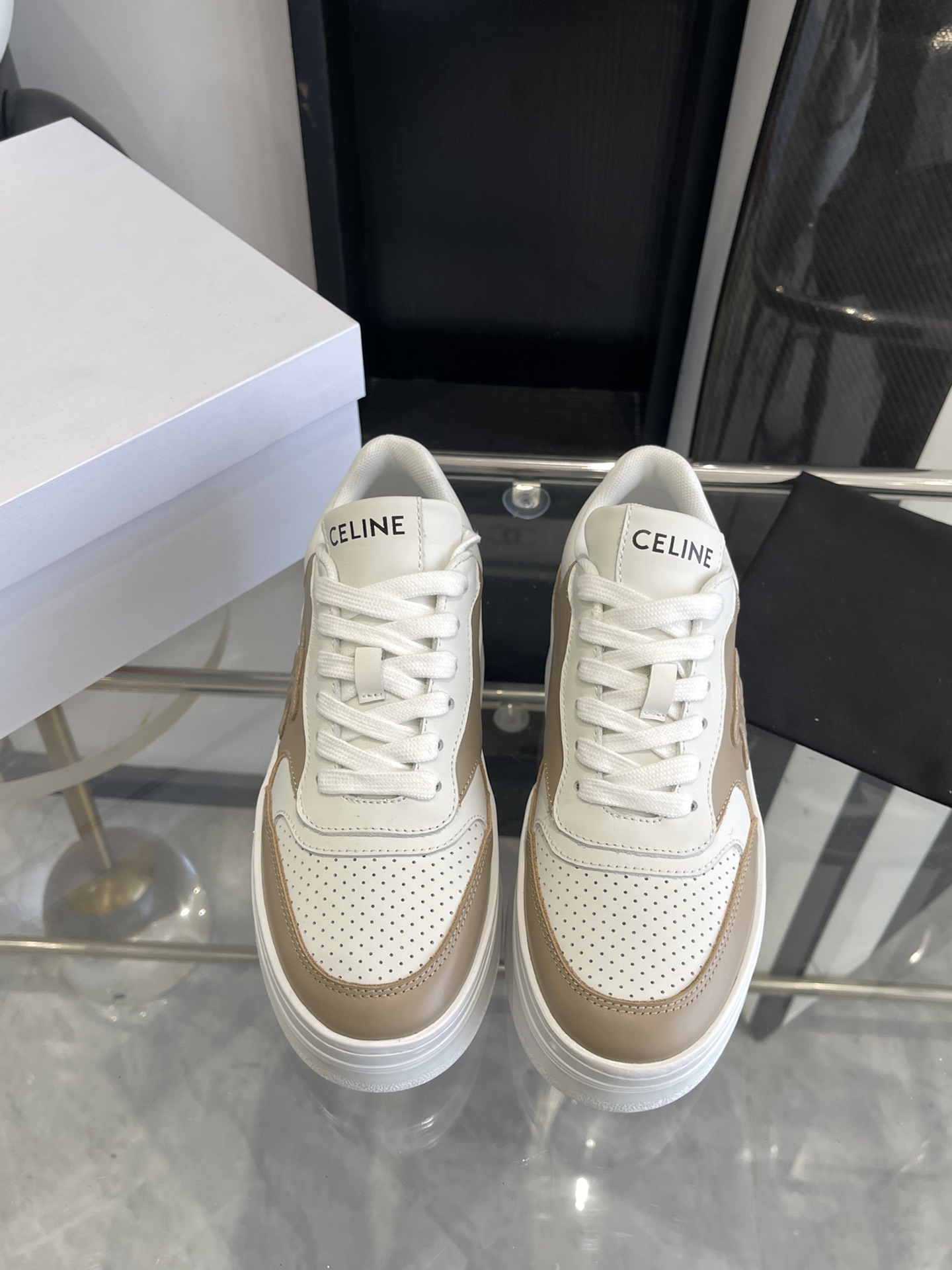 NO:168479,CELINE 25ss latest Block series Lace-up women's casual sneakers TRIOMPHE leather patches instantly inject fresh and soft charm into this BLOCK sneakers, and love them. When paired, it is so easy to control. Whether it is flared jeans, skirts or dresses, it can be easily controlled, adding unique charm to your look and making you become a fashion expert in seconds. Imported cowhide upper, original breathable net, outsole, original rubber outsole, size 35-40 (customized for 40), casual shoes/sports, celine, celine, sneakers, skirts, jeans, cowhide19860909CELINE 赛琳 25ss最新 Block系列 系带 厚底女款 休闲运动鞋 TRIOMPHE 皮革贴饰,瞬间给这款 BLOCK 运动鞋注入了清新柔美的魅力,爱了爱了.搭配起来那叫一个随心所欲,无论是喇叭牛仔裤、半身裙还是连衣裙,它都能轻松驾驭,为你的造型增添别致魅力,让你秒变时尚达人 鞋面进口牛皮 内里原版透气网里 大底原版橡胶大底 码数35-40（40定做）,休闲鞋/运动鞋,celine,celine,sneakers,skirts,jeans,cowhide,Women's Shoes