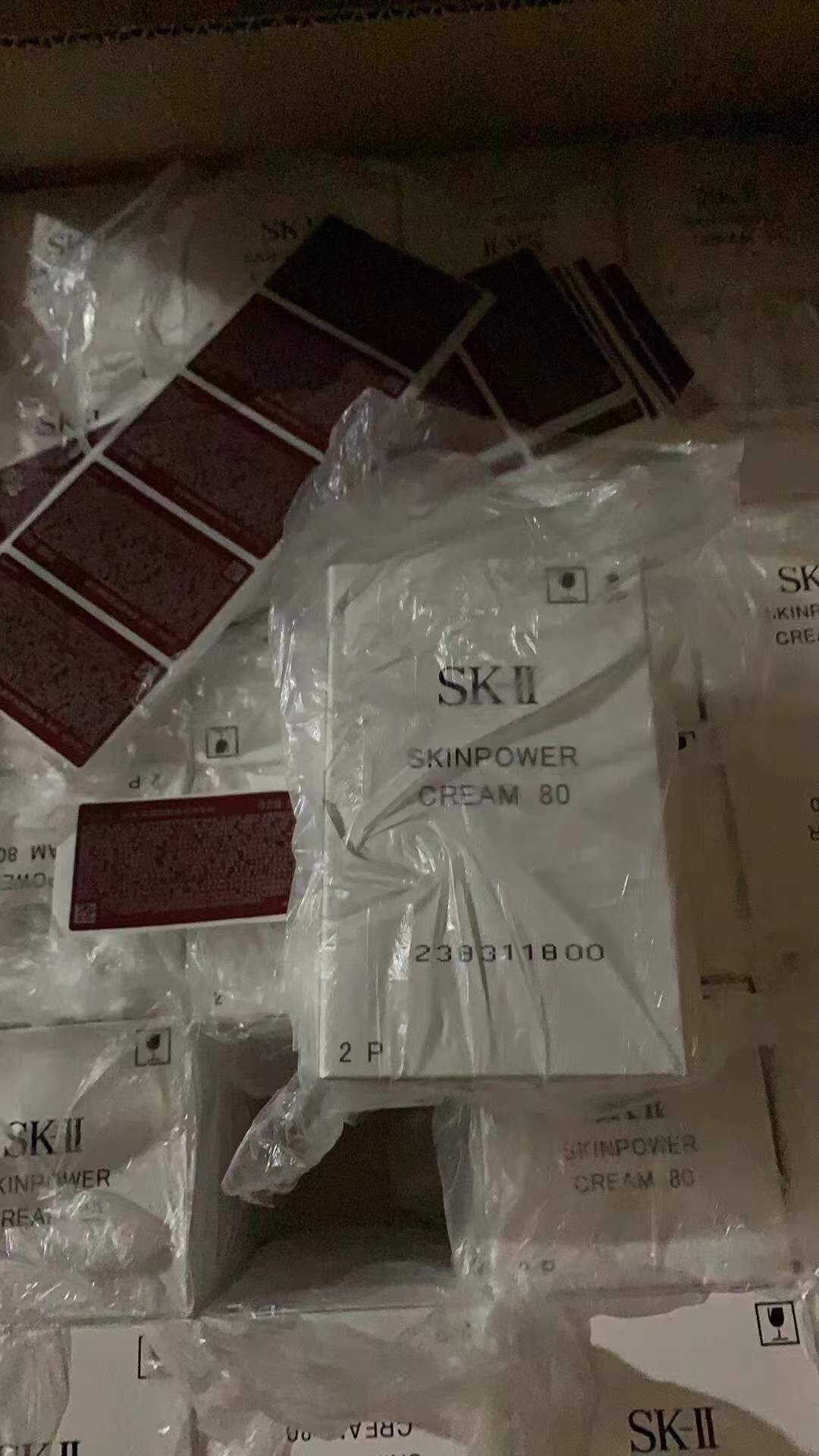 45！ (SK磨砂瓶面霜80g两件套 ) 明通版本，清爽✔滋润✔ 盖子不染色♥配中文标 SK-II肌源赋活修护精华霜80g✔最新版 sk 磨砂瓶大红瓶面霜80g，SK大红瓶面霜80g*新版大红瓶面霜全新升级为磨砂瓶身，质地肤感有所提升 添…