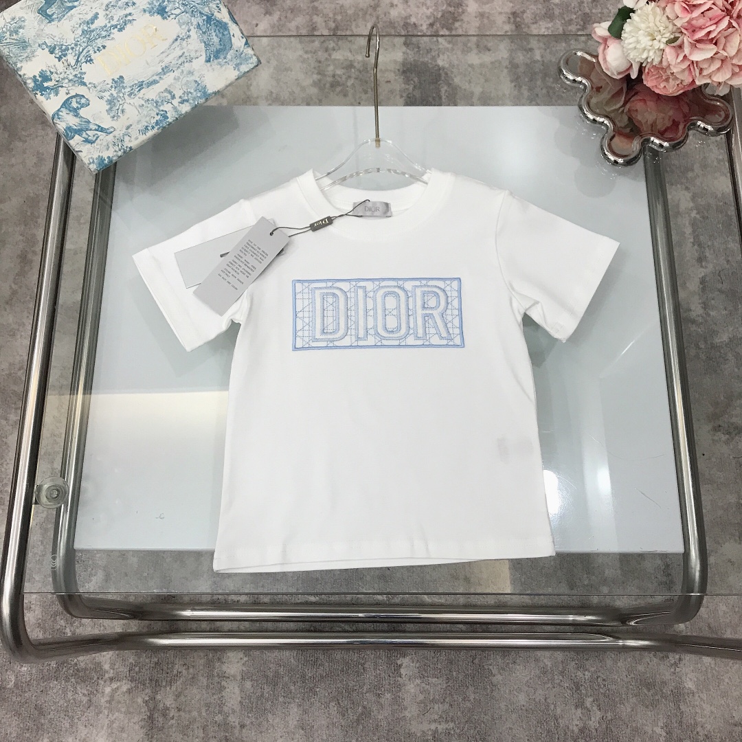 NO:210472,Spot DIO* /SS round neck short-sleeved T-shirt with chest embroidery three-dimensional LOGO bright thread sewing process new summer style ~ 240G g heavy combed cotton fabric skin-friendly and refreshing, wide neckline design, comfortable upper body and breathable, wide threaded neckline design, high-end fashionable style, imported high-end customized high-quality organic cotton fabric, comfortable and breathable, the upper body effect is very good Color White Size-110-120-130-140-150 [CM] Requires counter packaging, clothes, dior, T-shirt, tees, t-shirt,19860909现货发   DIO* /SS 圆领短袖T恤 胸前刺绣立体LOGO明线缝制工艺夏季新款～240G克重精梳棉面料亲肤透爽 领口加宽设计上身舒适透气又高级 宽大螺纹领口设计 高级时髦款,采用进口高端定制精选优质有机棉面料 舒适透气 上身效果非常好 颜色 白色 尺码-110-120-130-140-150【CM】 需要专柜包装元,衣服,dior,T-shirt,tees，t-shirt,,Children's