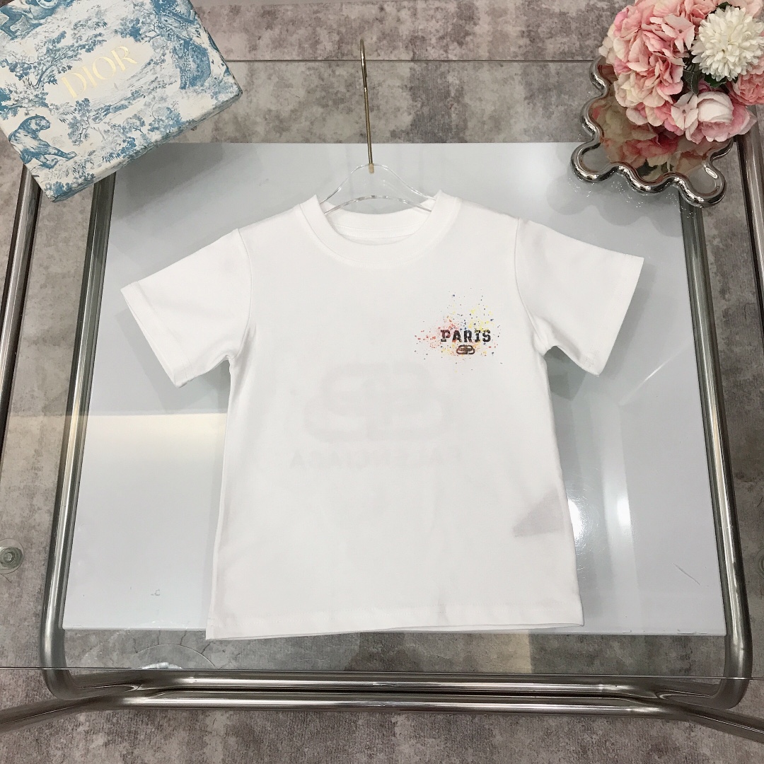 NO:210477,Spot shipment Balenciag* Paris * home / SS round neck short-sleeved T-shirt with two sides on the front and back, small chest logo with large area colorful buckle design on the back New summer model ~ 240G g heavy combed cotton fabric skin-friendly and refreshing, wide neckline design with comfortable upper body and breathable, wide threaded neckline design High-end fashionable style, using imported high-end custom-made high-quality organic cotton fabric, comfortable and breathable, the upper body effect is very good Color Black White Size-110-120-130-140-150 [CM] Requires counter packaging, clothes, balenciaga, T-shirt, tees, t-shirt,19860909现货发   Balenciag* 巴黎*家/SS 圆领短袖T恤 前后两面印花,胸前小 logo标志搭配后背大面积炫彩环扣设计 夏季新款～240G克重精梳棉面料亲肤透爽 领口加宽设计上身舒适透气又高级 宽大螺纹领口设计 高级时髦款,采用进口高端定制精选优质有机棉面料 舒适透气 上身效果非常好 颜色 黑色 白色 尺码-110-120-130-140-150【CM】 需要专柜包装元,衣服,balenciaga,T-shirt,tees，t-shirt,,Children's