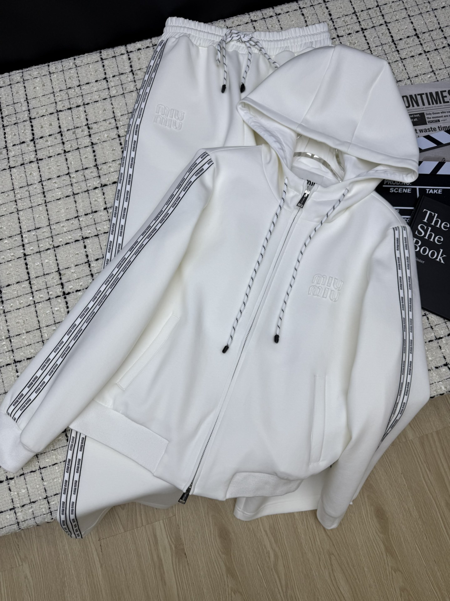 NO:327882,Miumi*25 early spring new style, fashionable and casual recommendation, three-dimensional letter decoration set, lazy people's fashionable matching, hooded zipper sweatshirt   elastic straight casual pants, very necessary for everyday outing, very easy to wear, sports and leisure essentials, can be worn alone or in one set, use imported cotton fabric, texture online, two-color SML,,miumiu,hoodie, sweatshirts,hats,alexander wang19860909Miumi*25早春新款 时髦休闲推荐 立体字母装饰套装 懒人一套时髦搭配 连帽拉链卫衣 松紧直筒休闲裤日常出街太需要了 非常好穿 运动休闲必备 可以单穿或者一套搭配都好看 采用进口棉面料 质感在线 两色SML,,miumiu,hoodie,sweatshirts,hats,alexander wang,Women's clothing