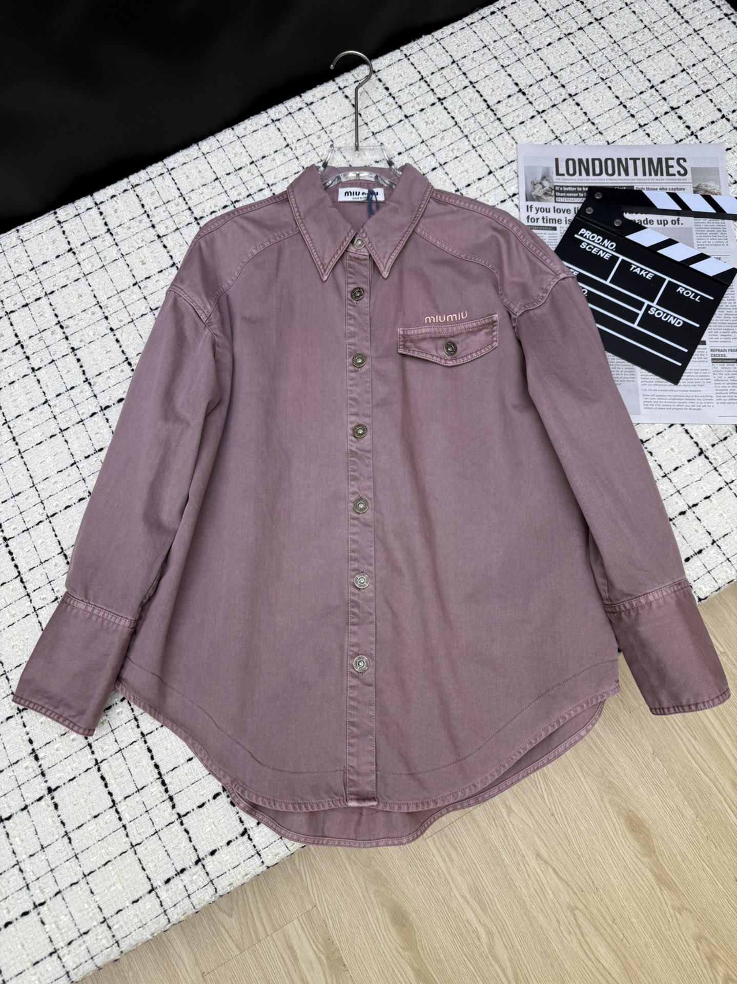 NO:331428,Miumi*25 spring and summer new style, retro and fashionable, embroidered with denim shirt, lotus root pink color, casual and casual, the style is just right, very inclusive, covers flesh and makes you look slim, can be worn as a thin jacket, wears it in a solid and fashionable way, one color, SML,,miumiu, jackets & coats,shirts,alexander wang19860909Miumi*25春夏新款 复古时髦 刺绣字母点缀牛仔衬衫 衬肤色的藕粉色 休闲复古有随性感 版型廓形恰到好处 对身材包容性很好 遮肉显瘦 可以当薄外套穿 实穿并且时髦度拉满 一色SML,,miumiu,jackets & coats,shirts,alexander wang,Women's clothing