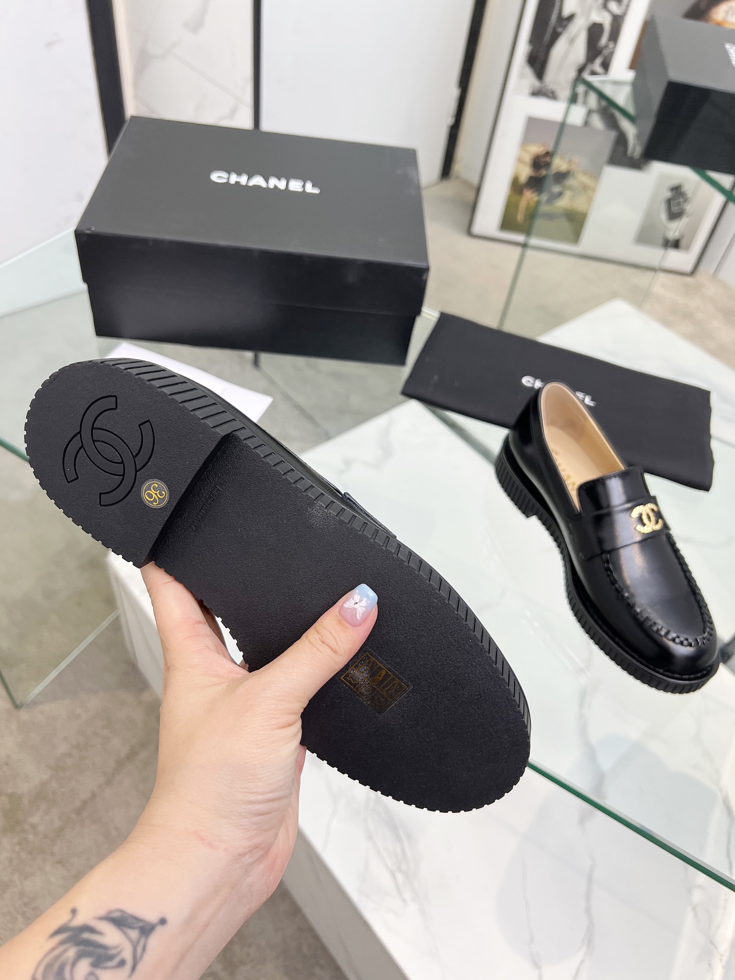 NO:171466,Top version CHANEL ｜Xiaoxiang classic color-blocking double C loafer single shoes loafer lovers must not miss this style is more neutral and handsome, with a strong sense of line. The upper is imported calfskin, the inner foot pad is silk sheepskin, imported cowhide, Italian imported cowhide, size 35-39 (customized by 40/41), loafers, chanel, chanel, loafers, cowhide, sheepskin19860909顶级版本 CHANEL 香奈儿 ｜小香经典拼色双C 乐福鞋单鞋 乐福鞋爱好者绝不能错过 这款气质上更中性帅气几分 线条感很足 鞋面采用进口小牛皮 内里垫脚采用丝绸羊皮 意大利进口牛皮大底 尺码35-39（40/41定制）,乐福鞋,chanel,chanel,loafers,cowhide,sheepskin,Women's Shoes