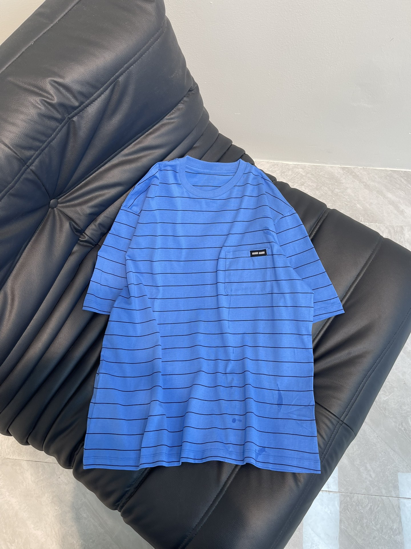 NO:316592,Miumi*25 Spring and Summer Counter New Striped Short-Sleeve T-shirt. Contrasting Striped Round Neck Design is high-end and fashionable!  1:1 exquisite brand letter patch embroidery, adding fashionable style, harmonious matching of Meidela color system, overlapping style interprets autumn and winter style, versatile king style, workmanship quality depends on details High-version SML, miumiu, T-shirt,tees, t-shirt,alexander wang19860909Miumi*25春夏专柜新款条纹短袖T恤.撞色条纹圆领设计高级又时髦！1:1精致品牌字母贴布刺绣,增添时尚格调,美德拉色系搭配和谐,叠搭风演绎秋冬造型,百搭王炸款 做工品质看细节 高版本 SML,,miumiu,T-shirt,tees，t-shirt,alexander wang,Women's clothing