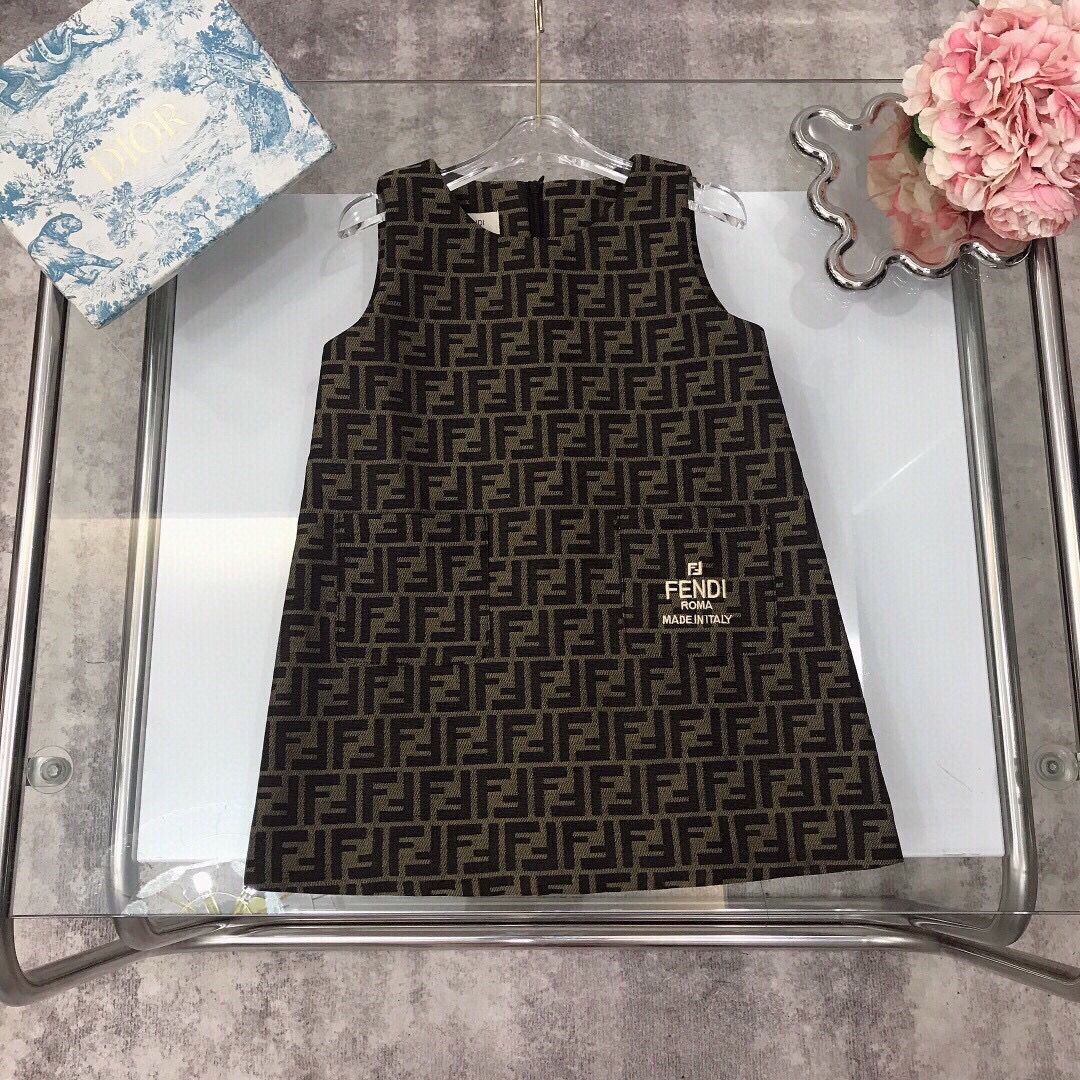 NO:210498,Spot FEND* /SS Presbyterian vest denim dress Classic presbyterian series ~ hard and stylish straight style Fashionable high street style The layering effect of single wear or matching shirt is super amazing ~ It is made of imported high-end custom-made pure cotton fabrics High-end fashionable style The upper body effect is very good Size--120-130-140-150 [CM] Requires counter packaging, clothes, fendi, skirts, shirts,19860909现货发   FEND* /SS 老花背心牛仔连衣裙 经典老花系列～版型硬挺有型直筒款式 时髦高街款式 单穿或者搭配衬衫叠穿效果超级惊艳～采用进口高端定制定制纯棉面料裁制 高级时髦款 上身效果非常好 尺码--120-130-140-150【CM】 需要专柜包装元,衣服,fendi,skirts,shirts,,Children's