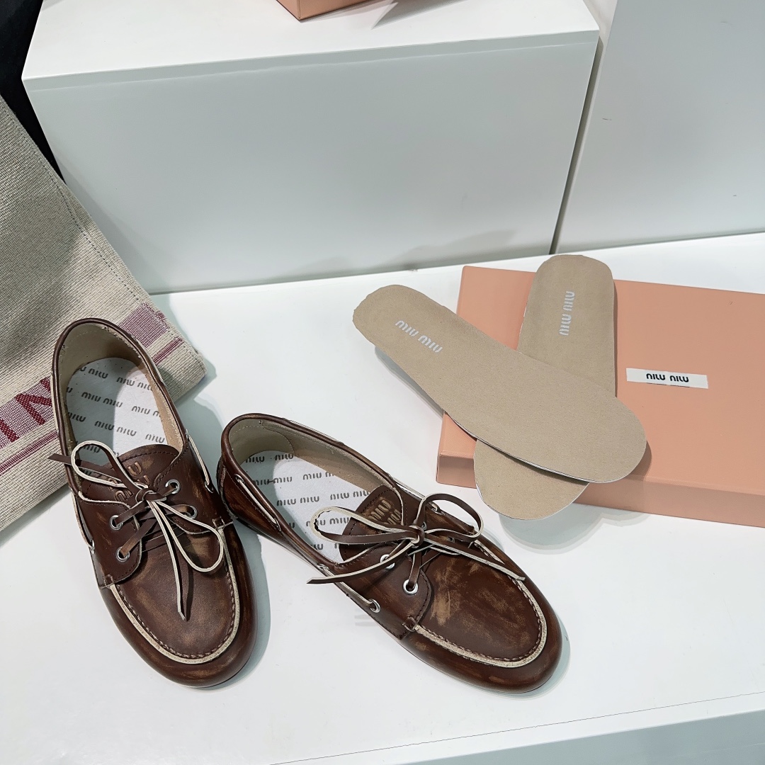 NO:236800,High quality!  Miumiu 2025 spring and summer new neutral polished retro British lace-up shoes!  25 spring and summer home show!  This single shoe is so beautiful!  It's really huge retro and looks very slim!  Whoever wears it looks good? Any combination is light and beautiful!  The hand-made color rubbed and thick-soled design is super retro!  The leather material is made of original custom cowhide embryo and artificial retro color. The color and weight of the whole boot are the same as the counter!  The inner foot pads are water-dyed cowhide!  Original open mold rubber outsole!  Number of codes: 35-41 (40 41 custom made without return) with original packaging, single shoes, miumiu, boots, cowhide19860909高品质！Miumiu缪缪2025春夏新款中性擦色复古英伦系带单鞋！25春夏主场秀款！ 这款单鞋也太好看了吧！真的巨复古特别显瘦太太太绝啦！谁穿谁好看 随便一搭配轻都很美！手工擦色搭配厚底的设计超级复古！皮料选用原版定做牛皮原胚又做了人工复古擦色 整靴颜色和重量跟专柜一致！内里垫脚水染牛皮！原版开模橡胶大底！ 码数:35-41（40 41定做不退换） 配原版包装,单鞋,miumiu,boots,cowhide,Women's Shoes