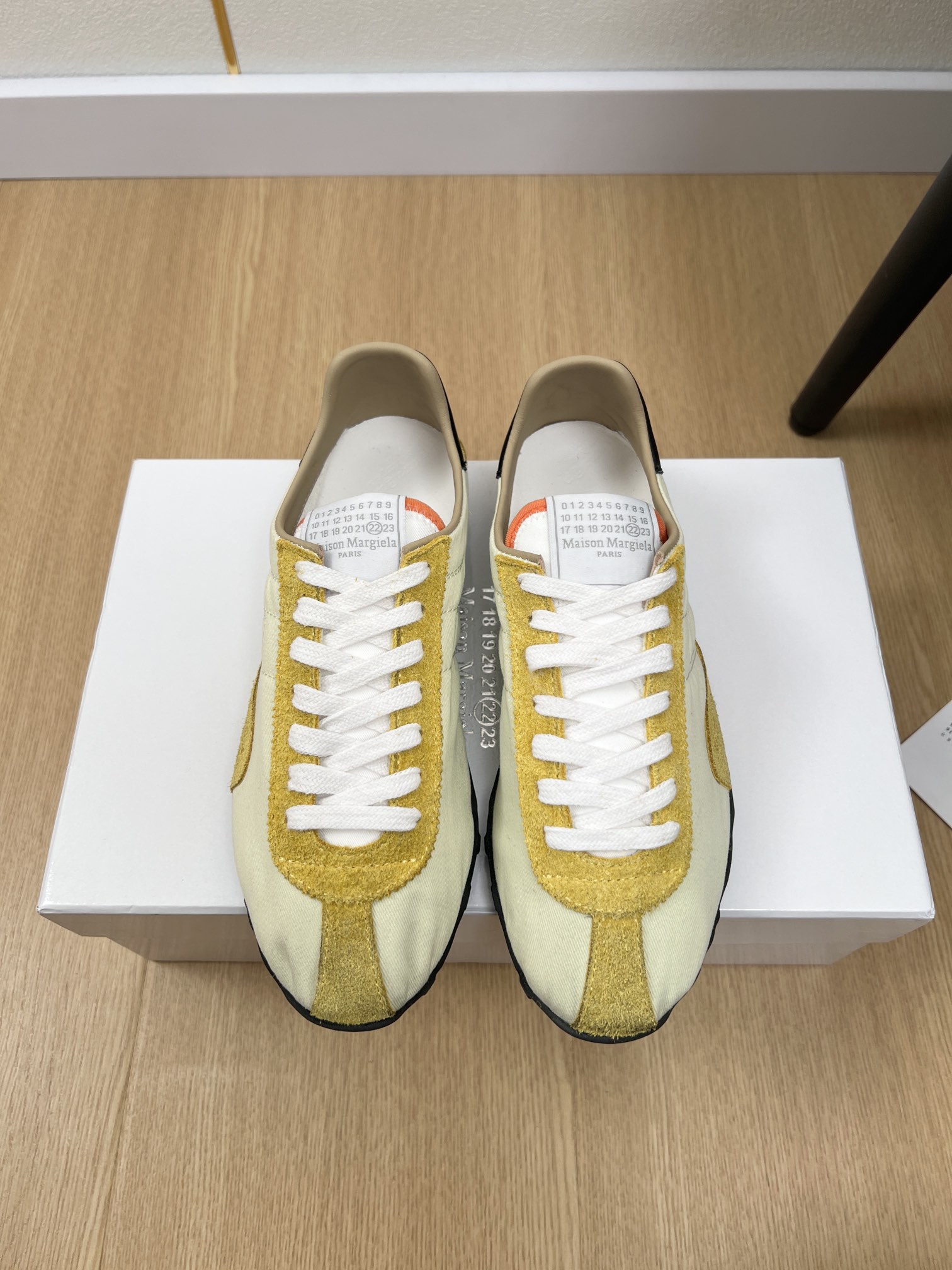 NO:163929,High-version Maison Margiela *Magiela | 2025 Spring and Summer New Products 2025 New Retro Colorblocking German Training Sports and Leisure Shoes Series ~ The outline of the new Sprinters sneakers is made of old-fashioned nylon and retro-treated suede, inspired by retro running shoes. Through old-fashioned, stitching, splicing and other craftsmanship, the product is given a new life and beauty. The tongue is decorated with a classic digital logo, paired with an anti-slip nail sole, and the tail is decorated with an iconic white stitching logo, full of craftsmanship. It can be worn in all seasons with classic outdated styles!  Casual and casual, with a variety of materials that are spliced ​​in contrasting colors, and the sense of fashion is doubled. The shoelaces and soles echo each other, making them look good and versatile in daily life!  Just dress up for you very high-end!  It can be easily controlled with all styles!  Upper Original custom cowhide   cow back velvet   custom fabric inner lining Original silk sheepskin footbed Original silk sheepskin Outsole Original open mold rubber outsole Size 35-40 (for women 40 customized), casual shoes/sports shoes, masion margiela, sneakers, cowhide, sheepskin, chamois leather19860909高版本Maison Margiela *马吉拉 | 2025 2025春夏新品 专柜新款复古拼色德训运动休闲鞋系列～ 新款Sprinters运动鞋轮廓采用做旧感尼龙与复古处理麂皮制成,灵感来源于复古跑鞋. 通过做旧、缝线、拼接等工艺,赋予单品新的生命和美感.舌头饰有经典的数字标志,搭配有防滑的钉状鞋底,鞋尾饰有标志性的白色缝线logo,充满工艺感.四季可穿搭经典不过时的款！休闲又随意,多种材质撞色的拼接,时髦感倍增,鞋带鞋底互相呼应,日常好看又百搭！随便穿搭就可以很高级！搭配各种风格都可轻松驾驭！ 鞋面 原版定制牛皮 牛反绒 定制布面 内里 原版丝绸羊皮 垫脚 原版丝绸羊皮 大底 原版开模橡胶大底 码数 女款35-40（女40定制）,休闲鞋/运动鞋,masion margiela,sneakers,cowhide,sheepskin,chamois leather,Women's Shoes