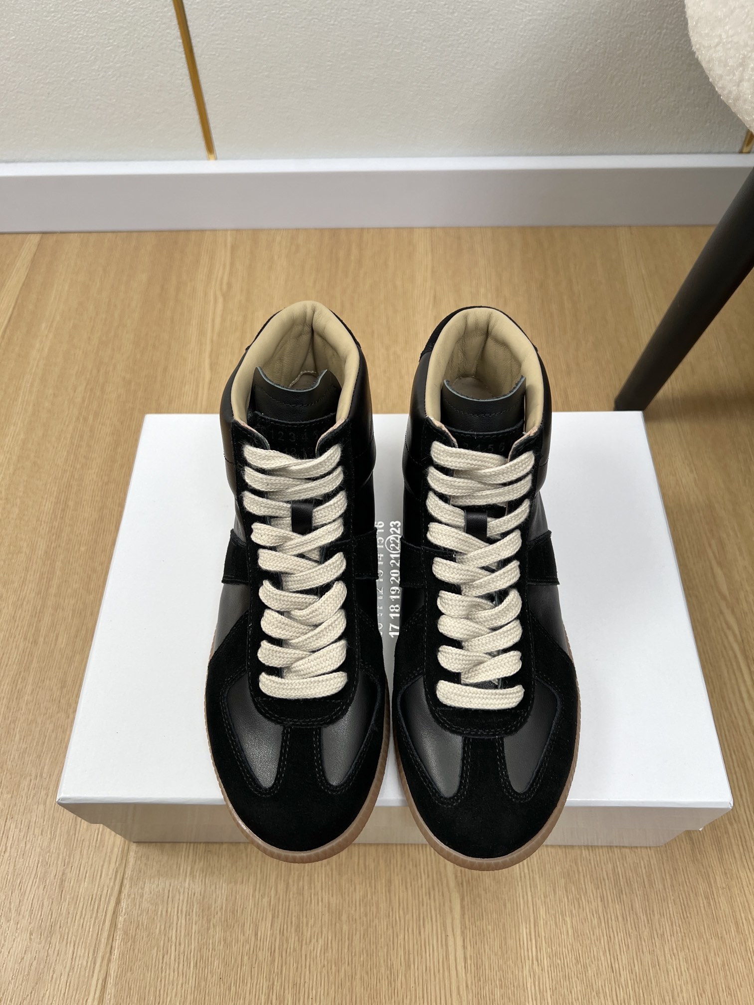 NO:163932,High-version couple model Maison Margiela *Majella | 2025 Spring and Summer New Products, Counter New Zhongbang Des-School Sneaker Series~ MM6 Majella Classic Forrest Gump Retro Casual Sneakers, a classic and outdated style for all seasons!  Casual and casual, with a variety of materials that are spliced ​​in contrasting colors, and the sense of fashion is doubled. The shoelaces and soles echo each other, making them look good and versatile in daily life!  Just dress up for you very high-end!  It can be easily controlled with all styles!  Upper Original custom cowhide   cow back velvet Inner Original silk sheepskin foot pad Original silk sheepskin Outsole Original open mold beef tendon rubber outsole Size number Women's model 35-40 Men's model 39-45 (Female 40 Men's model 39-45 Customized), casual shoes/sports shoes,masion margiela,masion margiela,sneakers,cowhide,sheepskin19860909高版本情侣款Maison Margiela *马吉拉 | 2025 2025春夏新品 专柜新款中帮德训运动鞋系列～ MM6马吉拉经典阿甘复古休闲运动鞋 四季可穿搭经典不过时的款！休闲又随意,多种材质撞色的拼接,时髦感倍增,鞋带鞋底互相呼应,日常好看又百搭！随便穿搭就可以很高级！搭配各种风格都可轻松驾驭！ 鞋面 原版定制牛皮 牛反绒 内里 原版丝绸羊皮 垫脚 原版丝绸羊皮 大底 原版开模牛筋橡胶大底 码数 女款35-40男款39-45（女40男39.45定制）,休闲鞋/运动鞋,masion margiela,masion margiela,sneakers,cowhide,sheepskin,Women's Shoes