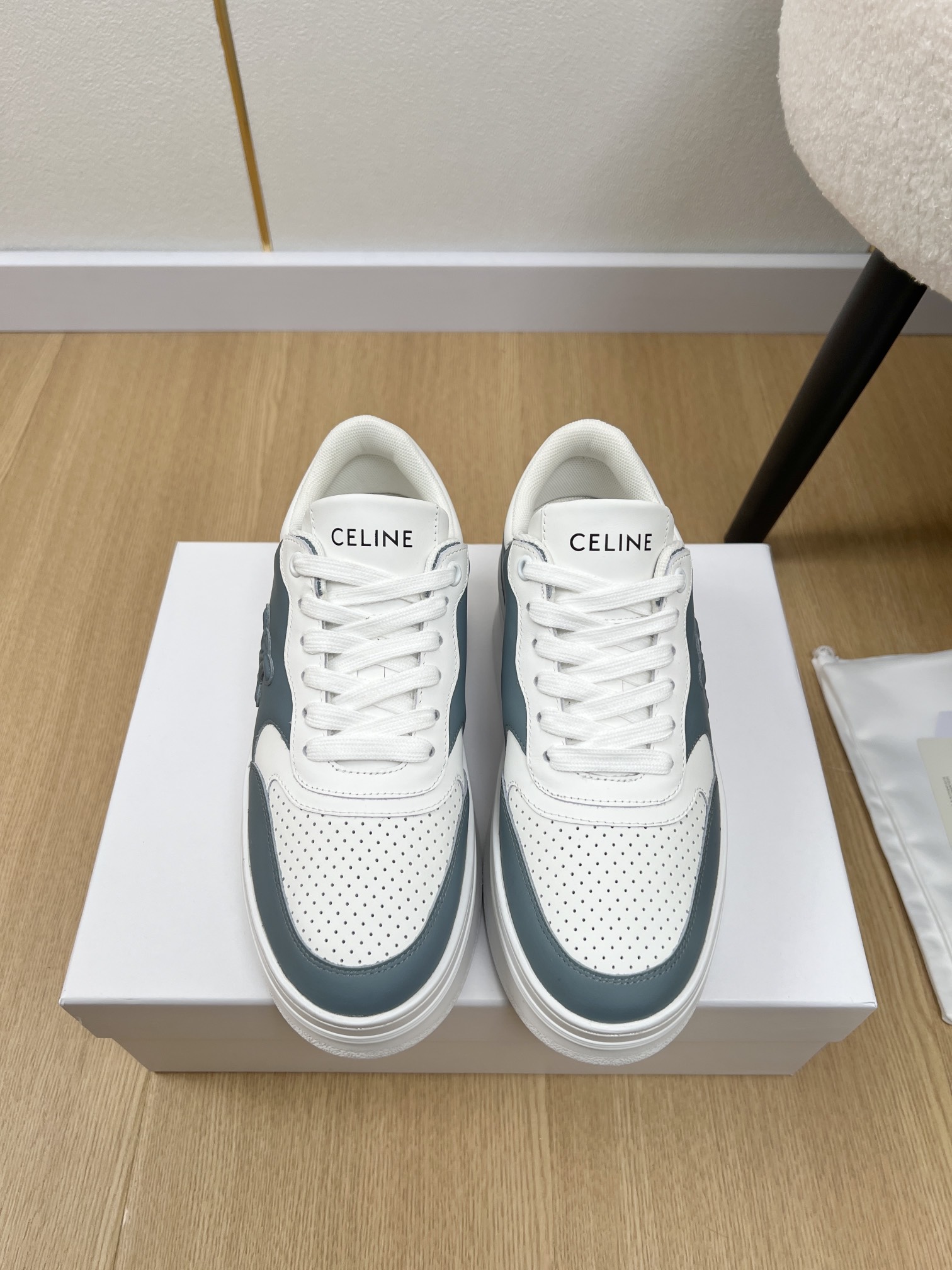 NO:163938,Celine Celine| 2025 Silin's new spring and summer products, the latest hot thick-soled high-rise sneakers series for counter. Xiaohongshu can close her eyes and enter it. It is comfortable and versatile and casual and fashionable. The color matching style has become the favorite of many men and women. The logo on the side and heel is unique. The benefits of short people are instantly increased by 6 cm in seconds.′ are deeply loved by women. Upper. Original custom-made top cowhide inner. High-density breathable mesh. Outsole. Original open mold TPU molded sole. Sole. Thickness. 6cm. Size 35-41 (40.41 customized), casual shoes/sports shoes. Celine, celine, sneakers, cowhide19860909Celine赛琳| 2025 思琳2025春夏新品 专柜最新爆款厚底增高运动鞋系列 小红书种草可以闭眼入那种,舒适百搭休闲时尚,配色版型成为很多男女生的最爱,侧面与后跟的logo别具一翻,矮个子福利穿上瞬间秒增6公分′深受广大女性喜爱 鞋面 原版定制头层牛皮 内里 高密度透气网料 大底 原版开模TPU成型大底 底厚 6cm 码数 35-41（40.41定制）,休闲鞋/运动鞋,celine,celine,sneakers,cowhide,Women's Shoes