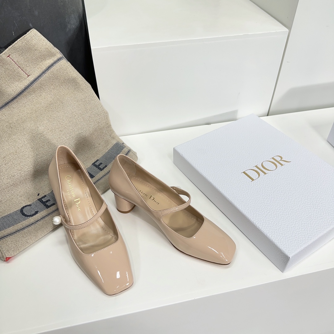 NO:236803,High quality!  Top quality!  Dior 2025 spring and summer show style pearl one-length buckle thick heel Mary Jane square-toe single shoes!  Original version purchased and developed!  Perfectly restore the last-shaped details of this shoe. Imported cow patent leather on the upper and delicate lambskin on the inner foot. Detailed photos and quality are recognized by the details. The temperament of a little woman and a versatile style, and the stunning shoes at a glance... I love you, the imported genuine leather sole from Italy with a five-pointed star!  Height: about 5cm Number of codes: 35-40 (40 custom made without return) with original packaging, Marie Jane, dior, dior, mary jane, sheepskin, Leather soles19860909高品质！顶级品质！Dior迪奥2025春夏走秀款珍珠一字扣带粗跟玛丽珍方头单鞋！ 原版购入开发 ！完美还原这款鞋的楦形细节 鞋面进口牛漆皮 内里垫脚细腻小羊皮,看细节实拍认品质,小小女人名媛气质百搭款,一眼惊艳的鞋子…. 爱了爱了,意大利进口真皮大底带五角星标！ 跟高:约5cm 码数:35-40(40订做不退换) 配原版包装,玛丽珍,dior,dior,mary jane,sheepskin,Leather soles,Women's Shoes