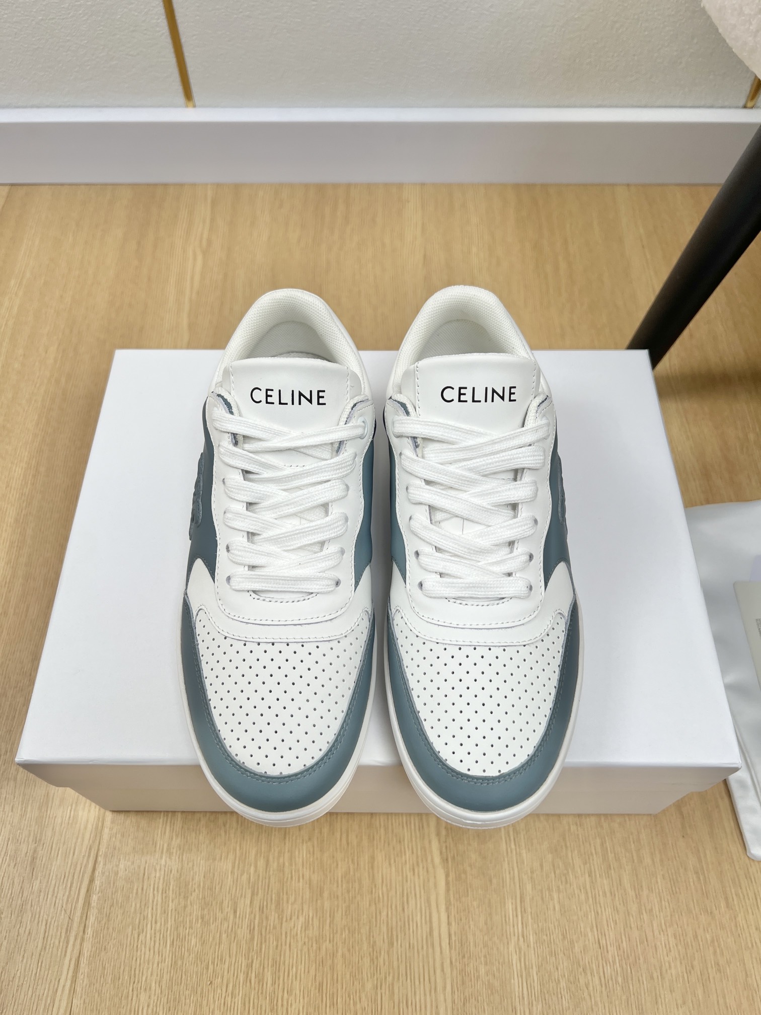 NO:163941,Celine Celine| 2025 Silin's new spring and summer products, the latest hot white shoes sneakers series for counter. The type of grass can be closed. It is comfortable and versatile and casual and fashionable. The color matching style has become the favorite of many men and women. The logo on the side and heel is unique. The benefits of short people are instantly increased by 6 cm in seconds.′ are deeply loved by women. Upper. Original custom-made top leather. Inside. High-density breathable mesh. Outsole. Original open mold TPU molded sole. Sole. Thickness. 3cm. Size 35-41 (40.41 customized), casual shoes/sports shoes. Celine. Celine. Sneakers. Cowhide.19860909Celine赛琳| 2025 思琳2025春夏新品 专柜最新爆款小白鞋运动鞋系列 小红书种草可以闭眼入那种,舒适百搭休闲时尚,配色版型成为很多男女生的最爱,侧面与后跟的logo别具一翻,矮个子福利穿上瞬间秒增6公分′深受广大女性喜爱 鞋面 原版定制头层牛皮 内里 高密度透气网料 大底 原版开模TPU成型大底 底厚 3cm 码数 35-41（40.41定制）,休闲鞋/运动鞋,celine,celine,sneakers,cowhide,Women's Shoes