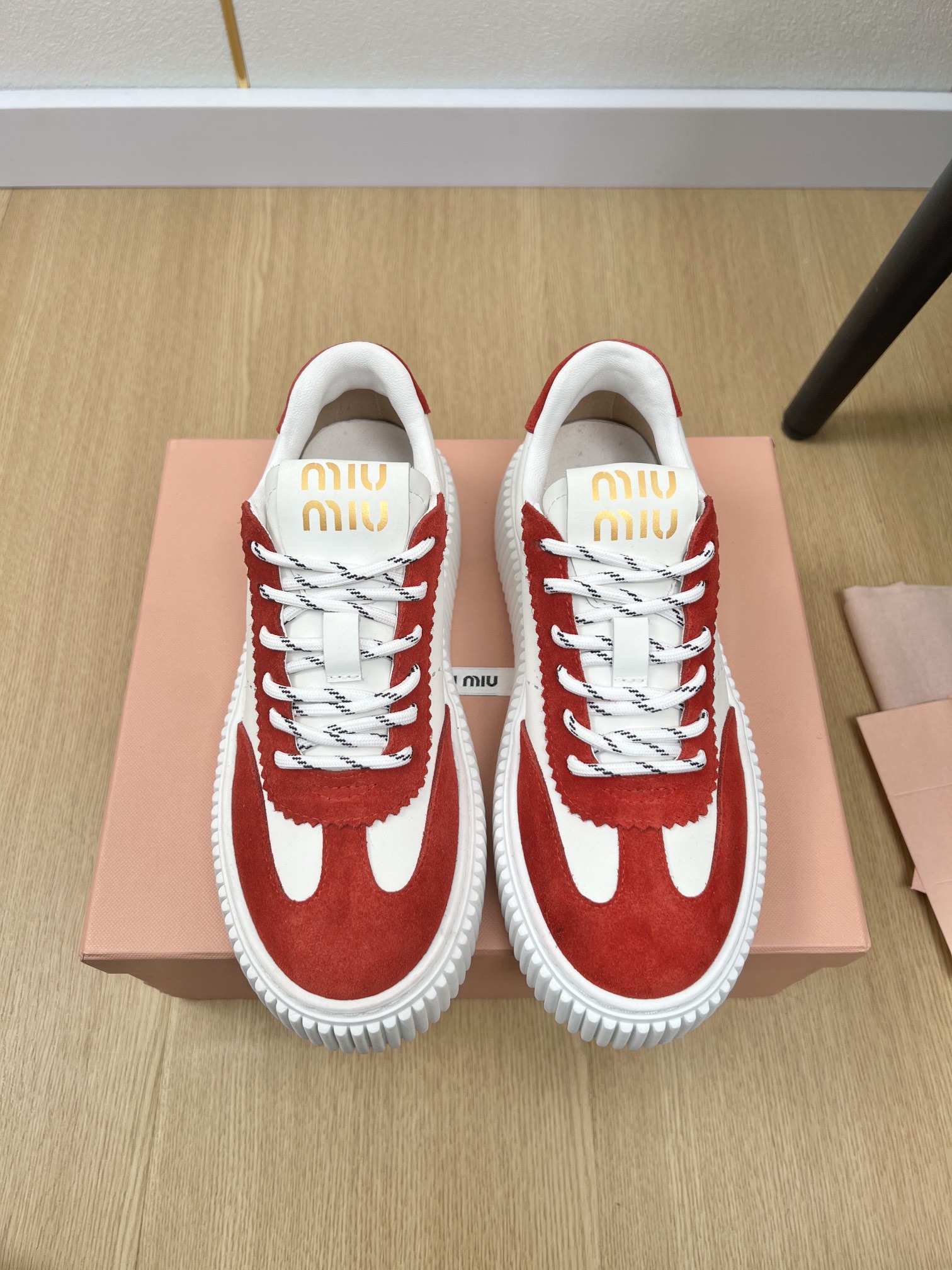 NO:259671,MiuMiu | 2025 miu home 2025 spring and summer new product, the latest hot color-blocking thick-soled casual shoe series, fashionable, simple and high-end, casually matched, very light and comfortable on the feet, the main recommended model this year, fashionable, simple and high-end, casually matched, very comfortable on the feet, must-have for the year!  Original purchase and development, making products, miu's latest hit, avant-garde and bold design, Miu logo style is integrated into the simple lines of this leather sneaker. The unique logo is decorated on the tongue and back of the shoe, embellished with retro design. Imported cowhide with upper, imported cowhide with silk sheepskin insoles, imported silk sheepskin, outsole, original open molded sole, shoe thickness 4.5cm, size 35-41 (40.41 customization) Packaging original packaging, casual shoes/sports shoes, miumiu, sneakers, cowhide, sheepskin19860909MiuMiu缪缪 | 2025 miu家2025春夏新品 专柜最新爆款做拼色厚底休闲鞋系列 时尚 简约高级 随意搭配 上脚非常轻便舒适 今年主推款 时尚 简约高级 随意搭配 上脚非常舒适,年度必入款！原版购入开发 做货 miu家最新爆款 前卫大胆的设计 Miu logo 风格融于此款皮革运动鞋的简约线条.别致徽标饰于鞋舌与背面,点缀复古设计. 鞋面进口牛皮拼接牛猄 内里进口丝绸羊皮 鞋垫进口丝绸羊皮 大底原版开模大底 鞋厚4.5cm 码数35-41（40.41定制） 包装原版包装,休闲鞋/运动鞋,miumiu,sneakers,cowhide,sheepskin,Women's Shoes