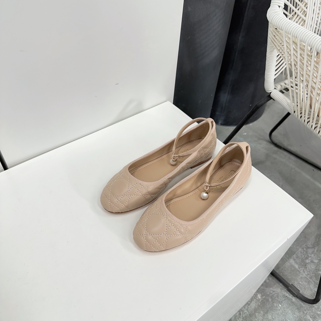 NO:236805,High quality!  Top quality!  Dior 2025 spring and summer home show new arrival bag single shoes! 25aw new pearl bow ballet shoes classic iconic electric embroidered diamond upper!  Full of high-end feeling!  D's ballet flat shoes this season are extremely comfortable and comfortable. They are so comfortable to wear~ A true little ballet princess!  The upper is made of original custom mixed-bred sheepskin, inner footbed crystal sheepskin, imported from Italy, dyed leather outsole, original open mold pearl buckle!  Glossy and round!  Number of sizes: 35-40 (40 custom made without return) with original packaging, single shoes, dior, dior, dior, flats, sheepskin, Leather soles19860909高品质！顶级品质！Dior迪奥2025春夏主场秀款new arrival套包单鞋! 25aw新品珍珠蝴蝶结芭蕾舞鞋经典标志性电绣菱格鞋面！高级感满满！D家这一季的芭蕾舞平底鞋,舒适度极佳 上脚舒舒服服的太好穿了～妥妥的芭蕾小公主！ 鞋面采用原版定制混种羊皮 内里垫脚水晶羊皮 意大利进口原色透染真皮大底 原版开模珍珠饰扣！光泽圆润！ 码数:35-40（40定做不退换） 配原版包装,单鞋,dior,dior,dior,flats,sheepskin,Leather soles,Women's Shoes