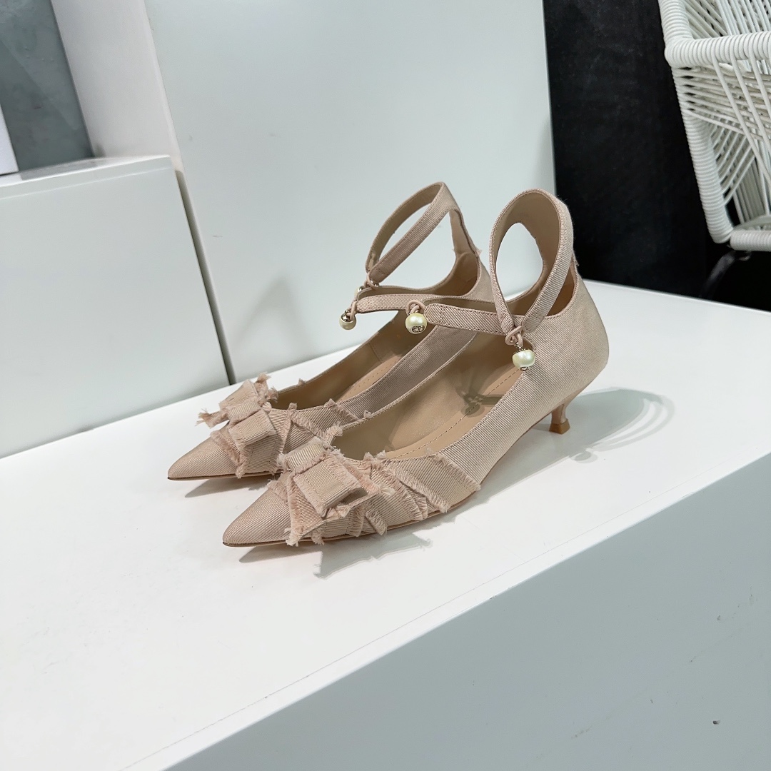 NO:236810,High quality!  Top quality!  Dior 25 spring and summer new kitten heel pearl pointed shoes with bow!  The effect of the foot is really amazing. The black sorosgrain upper shows the fashion style. The white pearl embellishment adds elegant temperament. The kitten heel design is super easy to wear. The comfort is full of comfort. The upper is original custom grosgrain fabric. The inner footbed is top-grade mixed-bred sheepskin imported from Italy. The heel height: 3cm. Size: 35-41 (40 41 custom made without return and exchange) with original packaging, high heels, dior, dior, high heels, sheepskin, Leather soles19860909高品质！顶级品质！Dior迪奥25春夏新款小猫跟蝴蝶结珍珠尖头单鞋！上脚效果真的绝了 黑色苏罗缎鞋面尽显时尚格调 白色珍珠点缀增添高雅气质 小猫跟设计超好穿 舒适度满分 鞋面原版定做罗缎面料 内里垫脚顶级混种羊皮 意大利进口原色真皮大底 跟高:3cm 码数:35-41（40 41定做不退换） 配原版包装,高跟鞋,dior,dior,high heels,sheepskin,Leather soles,Women's Shoes