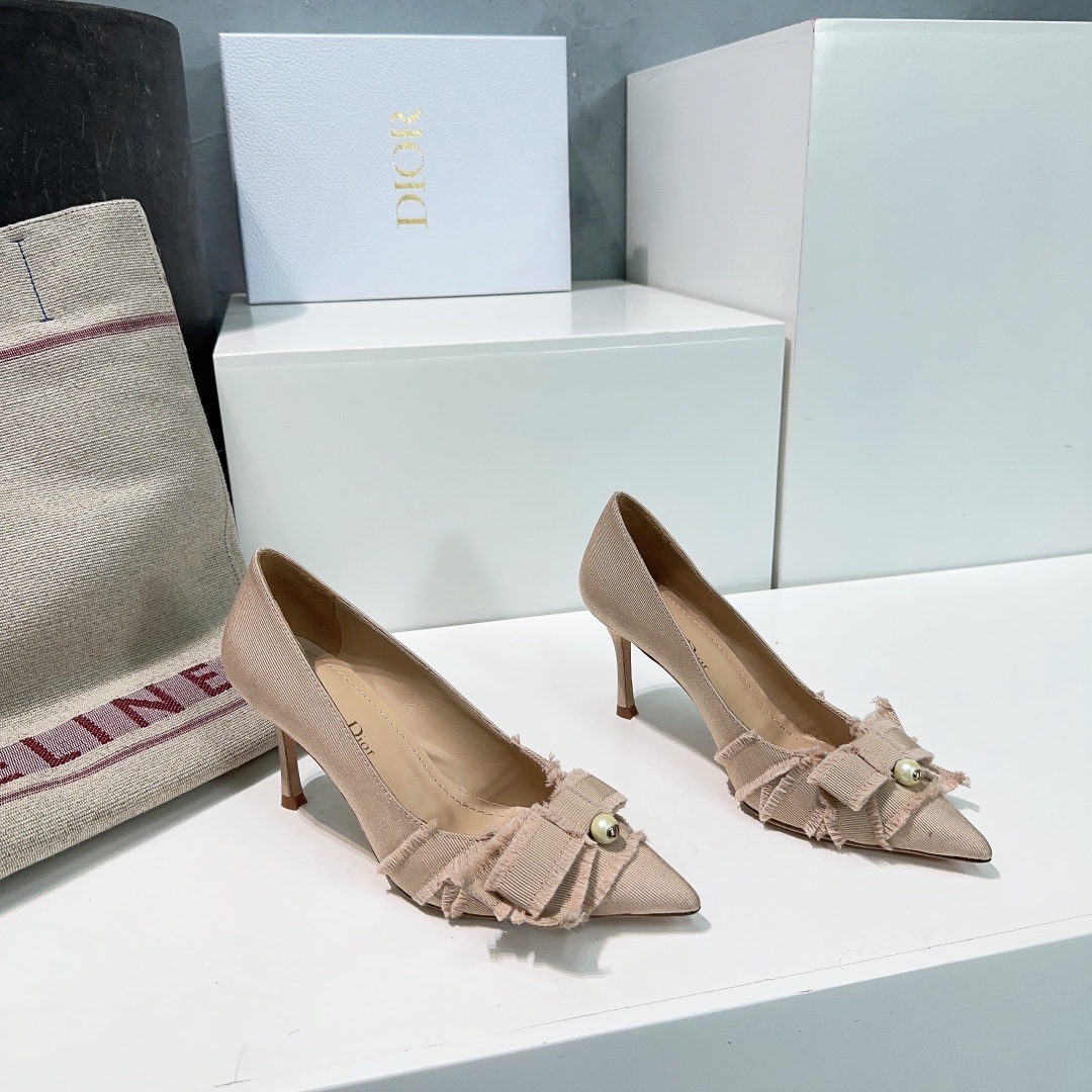 NO:236813,High quality!  Top quality!  Dior 25 spring and summer new high heel bow pearl pointed shoes!  The effect of the foot is really amazing. The black tassel grosgrain upper shows the fashion style. The white pearl embellishes add elegant temperament. The kitten heel design is super easy to wear. The comfort is full of comfort. The upper is original custom grosgrain fabric. The inner footbed is top-grade mixed-bred sheepskin imported from Italy. Heel height: 9cm. Size: 35-40 (40 custom made without return) with original packaging, high heels, dior, dior, high heels, sheepskin, Leather soles19860909高品质！顶级品质！Dior迪奥25春夏新款高跟蝴蝶结珍珠尖头单鞋！上脚效果真的绝了 黑色流苏罗缎鞋面尽显时尚格调 白色珍珠点缀增添高雅气质 小猫跟设计超好穿 舒适度满分 鞋面原版定做罗缎面料 内里垫脚顶级混种羊皮 意大利进口原色真皮大底 跟高:9cm 码数:35-40（40 定做不退换） 配原版包装,高跟鞋,dior,dior,high heels,sheepskin,Leather soles,Women's Shoes