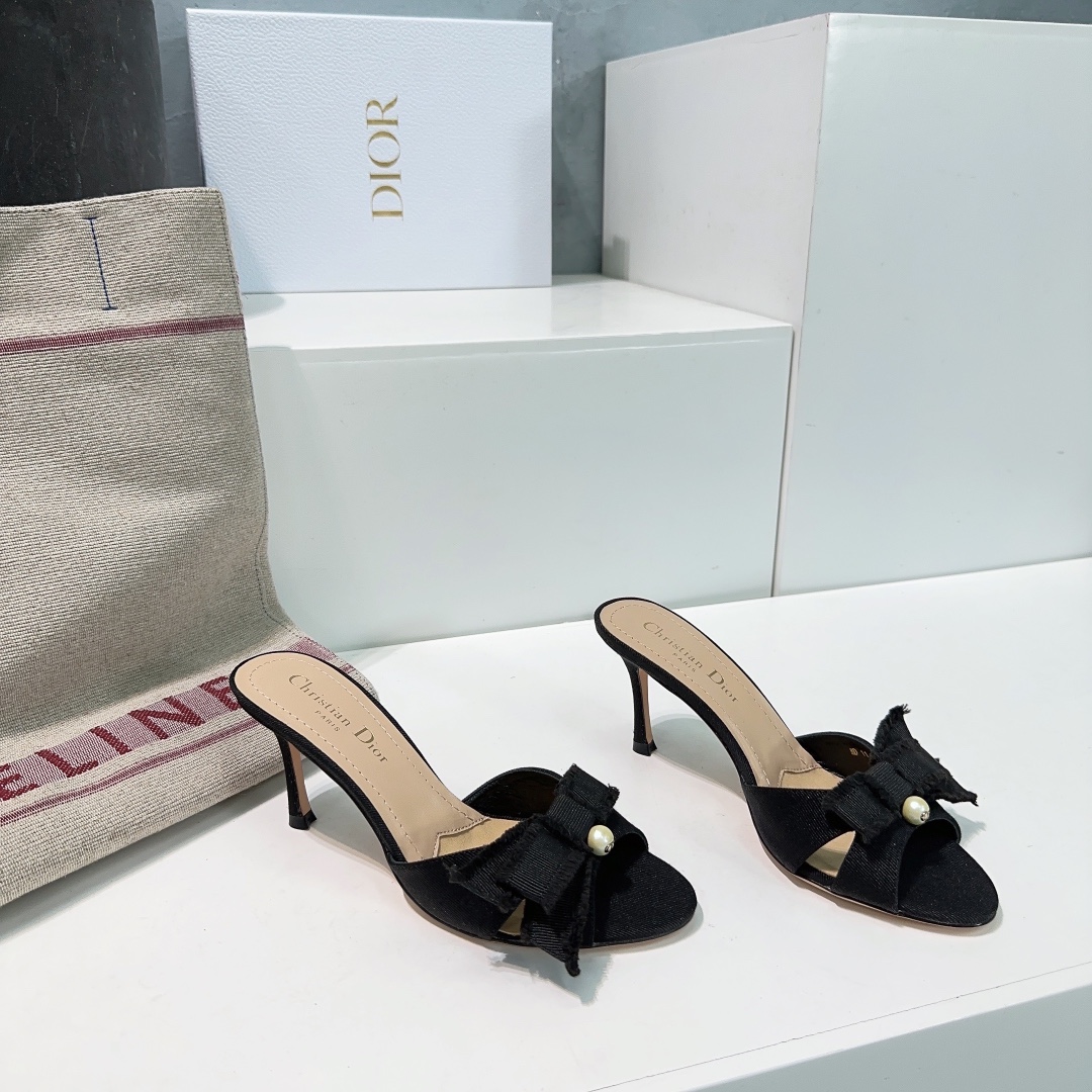 NO:236816,High quality!  Top quality!  Dior 25 spring and summer new style bow pearl accessories high heel slippers!  !  The effect of the foot is really amazing. The black tassel grosgrain upper shows the fashionable style. The white pearl embellishment adds elegant temperament. The kitten heel design is super easy to wear. The comfort is full of comfort. The upper is original custom grosgrain fabric. The inner footbed is top-grade mixed-bred sheepskin imported from Italy. Heel height: 9cm. Size: 35-40 (40 custom made without return and exchange) with original packaging, high heels, dior, dior, high heels, slippers, sheepskin, Leather soles19860909高品质！顶级品质！Dior迪奥25春夏新款蝴蝶结珍珠配饰高跟拖鞋！！上脚效果真的绝了 黑色流苏罗缎鞋面尽显时尚格调 白色珍珠点缀增添高雅气质 小猫跟设计超好穿 舒适度满分 鞋面原版定做罗缎面料 内里垫脚顶级混种羊皮 意大利进口原色真皮大底 跟高:9cm 码数:35-40（40 定做不退换） 配原版包装,高跟鞋,dior,dior,high heels,slippers,sheepskin,Leather soles,Women's Shoes
