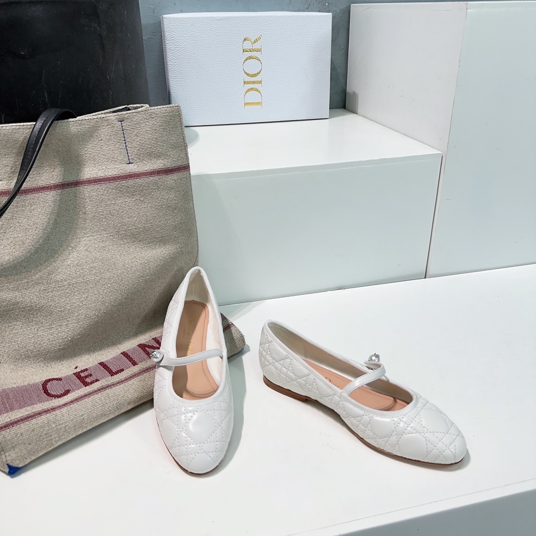 NO:236822,High quality!  Top quality!  Dior 2025 spring and summer home show new arrival bag thick heel shoes!  25 new pearl bow ballet shoes with classic iconic electric embroidered diamond upper!  Full of high-end feeling!  D's ballet flat shoes this season are extremely comfortable and comfortable. They are so comfortable to wear~ A true little ballet princess!  The upper is made of original custom mixed-bred sheepskin, inner footbed crystal sheepskin, imported from Italy, dyed leather outsole, original open mold pearl buckle!  Glossy and round!  Heel height: about 3cm Size: 35-40 (40 custom made without return) with original packaging, single shoes, dior, dior, dior, flats, sheepskin, Leather soles19860909高品质！顶级品质！Dior迪奥2025春夏主场秀款new arrival套包粗跟单鞋！ 25新品珍珠蝴蝶结芭蕾舞鞋经典标志性电绣菱格鞋面！高级感满满！D家这一季的芭蕾舞平底鞋,舒适度极佳 上脚舒舒服服的太好穿了～妥妥的芭蕾小公主！ 鞋面采用原版定制混种羊皮 内里垫脚水晶羊皮 意大利进口原色透染真皮大底 原版开模珍珠饰扣！光泽圆润！ 跟高:约3cm 码数:35-40（40定做不退换） 配原版包装,单鞋,dior,dior,dior,flats,sheepskin,Leather soles,Women's Shoes
