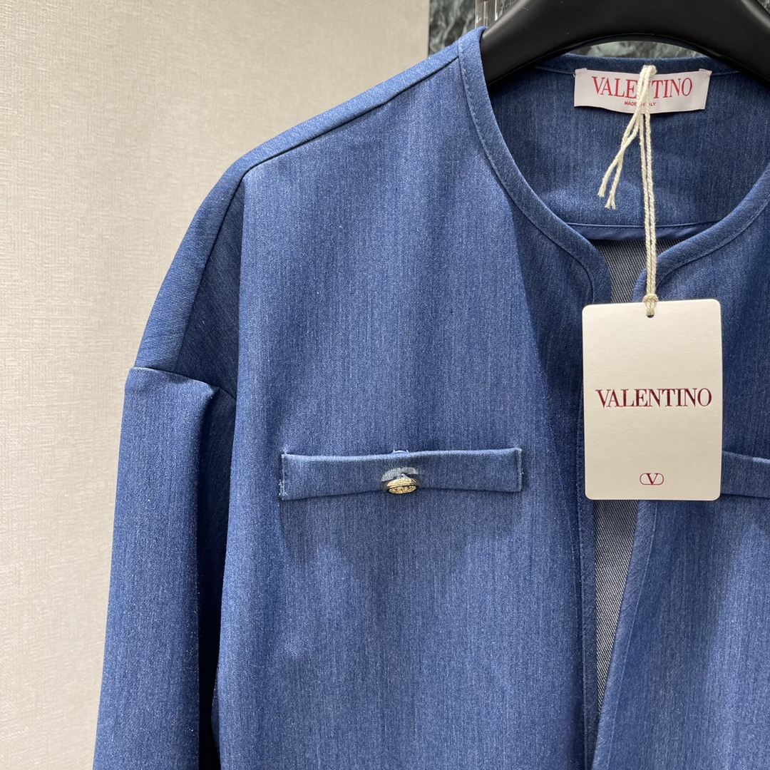 
val华伦 2025早春新款 圆领外套 质感垂顺  透气舒适  胸前饰以口袋金属定制扣子装饰  精致高