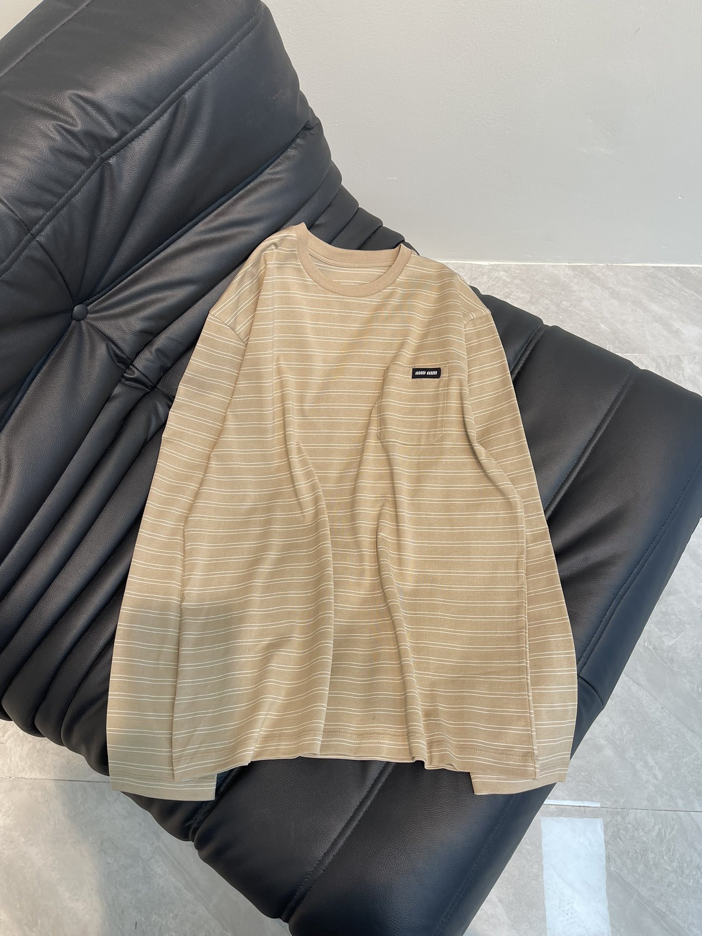 NO:316581,Miumi*25 early spring counter new striped long-sleeved cotton top. Contrasted striped round neck design is high-end and fashionable!  1:1 exquisite brand letter patch embroidered pockets, adding fashionable style, the Meidela color matching is harmonious, the stacked style interprets the autumn and winter style, and the versatile king-like style!  Workmanship quality depends on details High-version SM, miumiu, alexander wang19860909Miumi*25早春专柜新款条纹长袖棉质上衣.撞色条纹圆领设计高级又时髦！1:1精致品牌字母贴布刺绣口袋,增添时尚格调,美德拉色系搭配和谐,叠搭风演绎秋冬造型,百搭王炸款！做工品质看细节 高版本 SM,,miumiu,alexander wang,Women's clothing