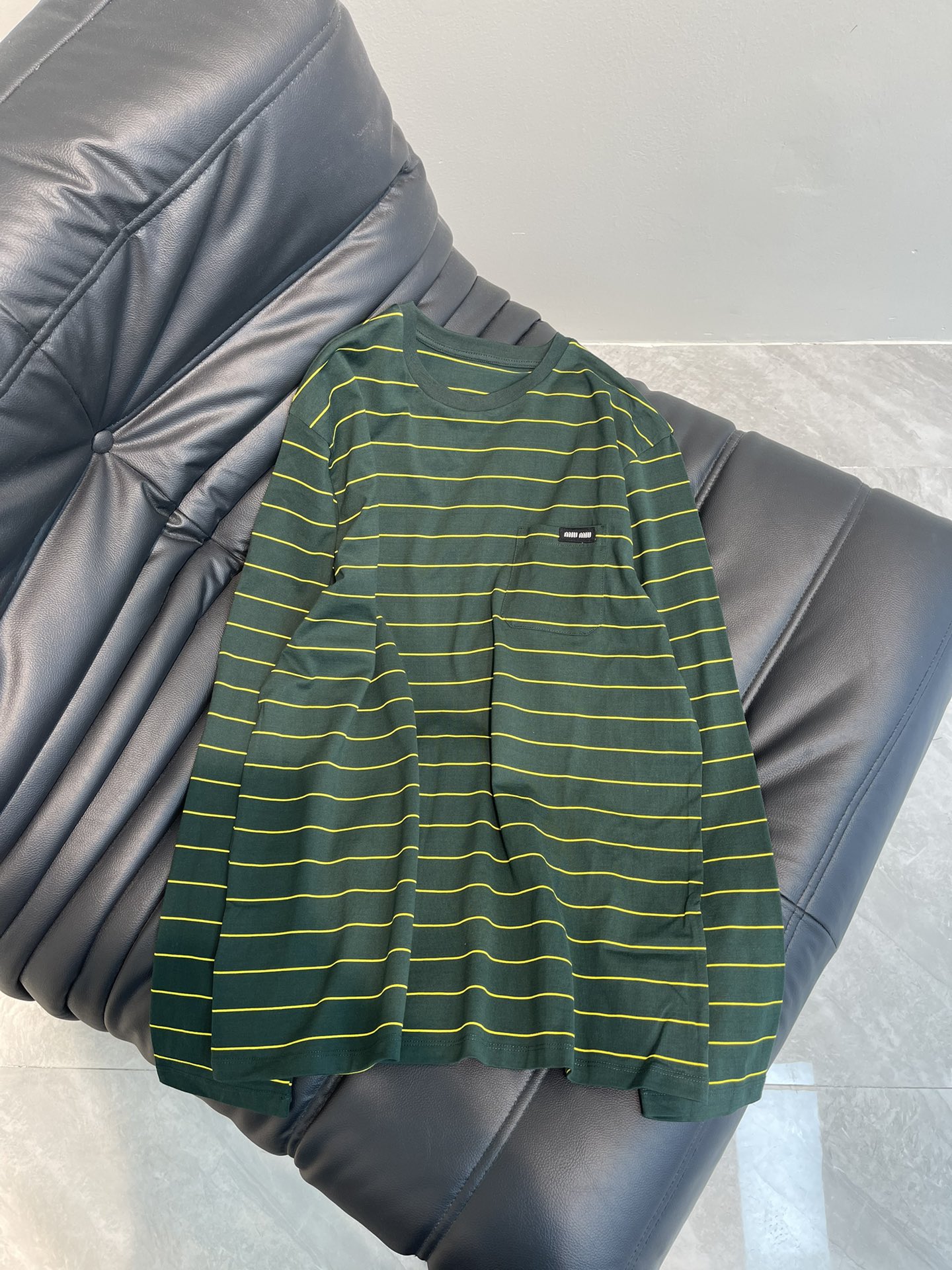 NO:316596,Miumi*25 early spring counter new striped long-sleeved cotton top. Contrasted striped round neck design is high-end and fashionable!  1:1 exquisite brand letter patch embroidered pockets, adding fashionable style, the Meidela color matching is harmonious, the stacked style interprets the autumn and winter style, and the versatile king-like style!  Workmanship quality depends on details High-version SML, miumiu, alexander wang19860909Miumi*25早春专柜新款条纹长袖棉质上衣.撞色条纹圆领设计高级又时髦！1:1精致品牌字母贴布刺绣口袋,增添时尚格调,美德拉色系搭配和谐,叠搭风演绎秋冬造型,百搭王炸款！做工品质看细节 高版本 SML,,miumiu,alexander wang,Women's clothing