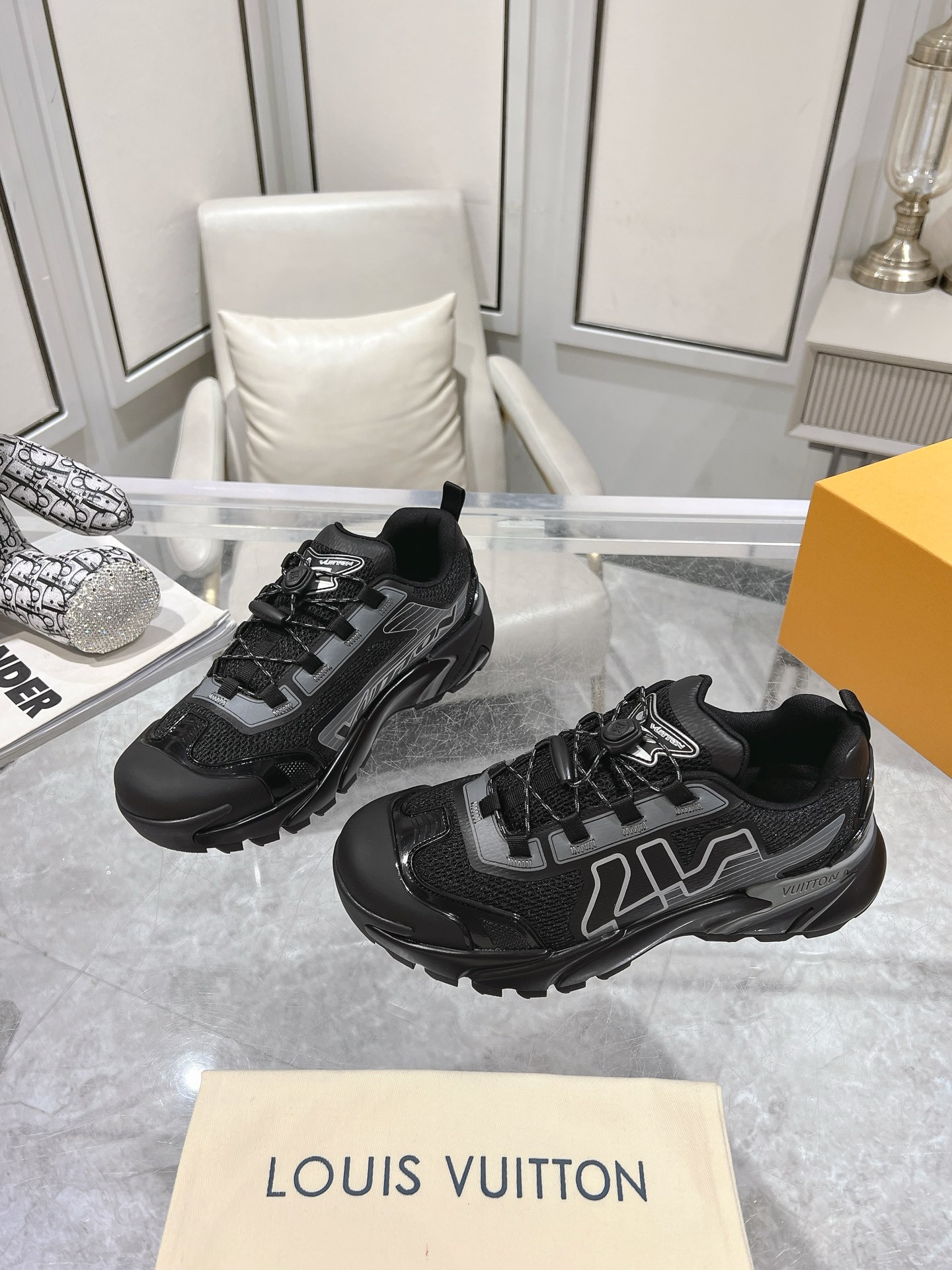 NO:406792,Top version LV Louis Vuitton Ljia Donkey Runner Tatic series Thick sole Casual sports shoes Running shoes Original purchase and development Made this model LV Runner Tatic sports shoes combine technology materials such as mesh fabric and straps to interpret the inspiration of traditional hiking shoes. LV letters are written on one side, and the lassoon buckles are embellished with fast lace-up system Monogram Flowers and Louis Vuitton logos, light and wear-resistant rubber outsole perfect overall, delivery counter exquisite packaging Fabric: original imported custom technology fabric + mesh surface Inner original customized breathable mesh Sole original open mold-proof rubber combination material Sole thickness 4CM Size: men's 39-45, dad shoes, louis vuitton, louis vuitton, louis vuitton, louis vuitton, louis vuitton, louis vuitton, louis vuitton, louis  vuitton,sneakers19860909顶级版本LV路易威登 L家驴牌Runner Tatic系列 厚底 休闲 运动鞋 跑鞋 原版购入开发 做货 本款 LV Runner Tatic 运动鞋融合网格面料和饰带等科技材质,演绎传统登山鞋的灵感启发.LV 字母抒写于一侧,快速系带系统的套索扣点缀 Monogram 花卉和路易威登标识,轻盈耐磨的橡胶外底完善整体 配送专柜精美包装 面料:原版进口定制科技面料+网面 内里原版定制透气网里 鞋底原版开模防滑橡胶组合材质 底厚4CM Size:男款39-45,老爹鞋,louis vuitton,louis vuitton,louis vuitton,louis vuitton,sneakers,Women's Shoes