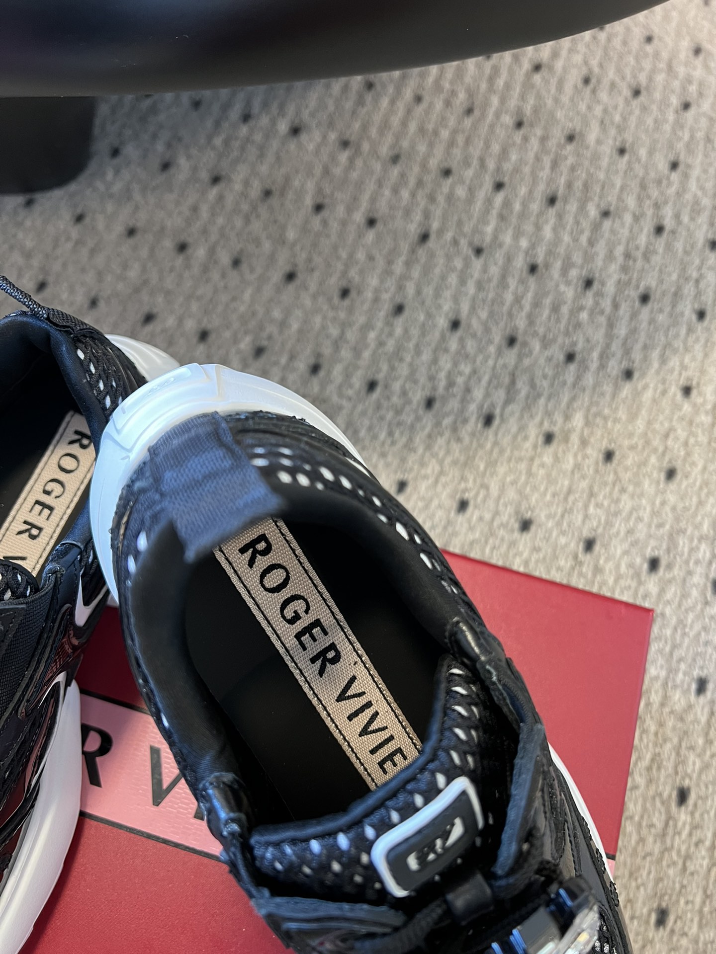 代购级
Roger Vivier 25ss 春夏 RV厚底运动鞋

休闲鞋以皮革拼镜面织物和网眼面料制成