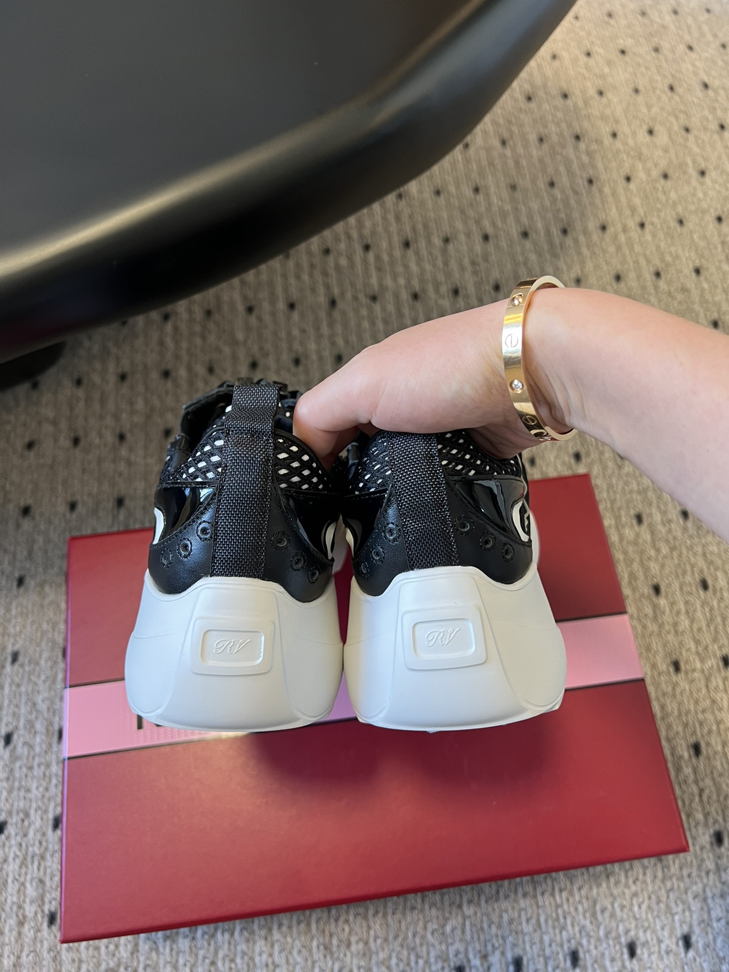 代购级
Roger Vivier 25ss 春夏 RV厚底运动鞋

休闲鞋以皮革拼镜面织物和网眼面料制成