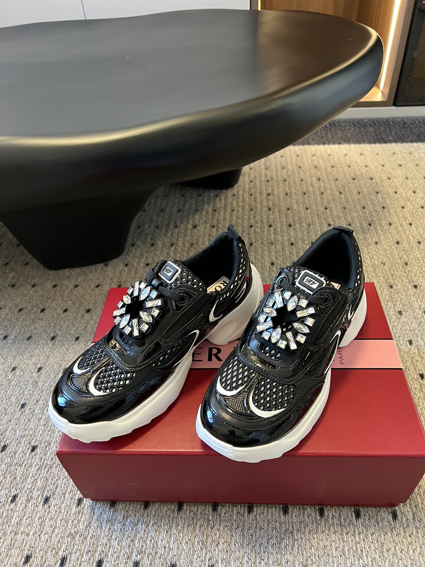 代购级
Roger Vivier 25ss 春夏 RV厚底运动鞋

休闲鞋以皮革拼镜面织物和网眼面料制成