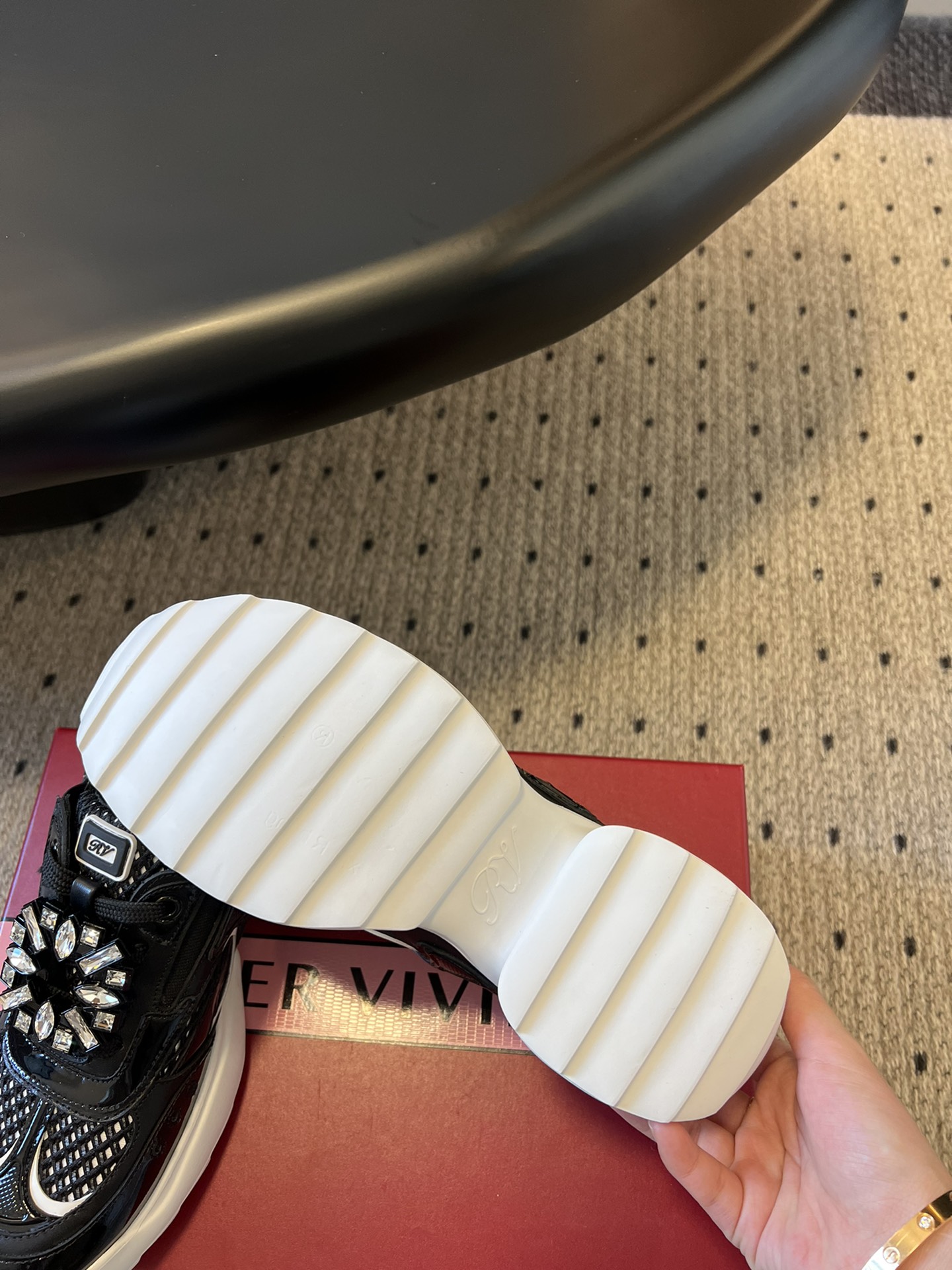 代购级
Roger Vivier 25ss 春夏 RV厚底运动鞋

休闲鞋以皮革拼镜面织物和网眼面料制成