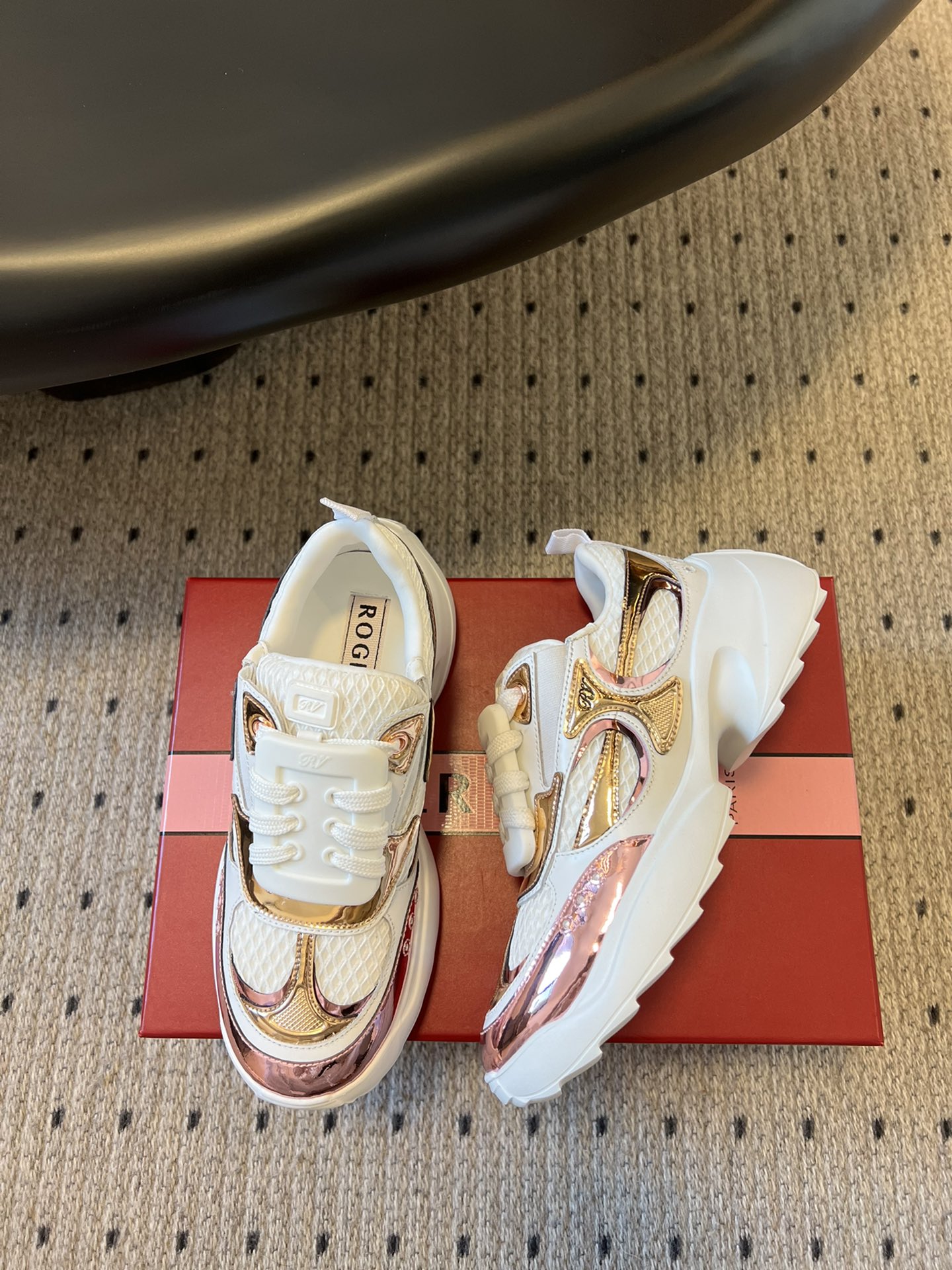 代购级
Roger Vivier 25ss 春夏 RV厚底运动鞋

休闲鞋以皮革拼镜面织物和网眼面料制成