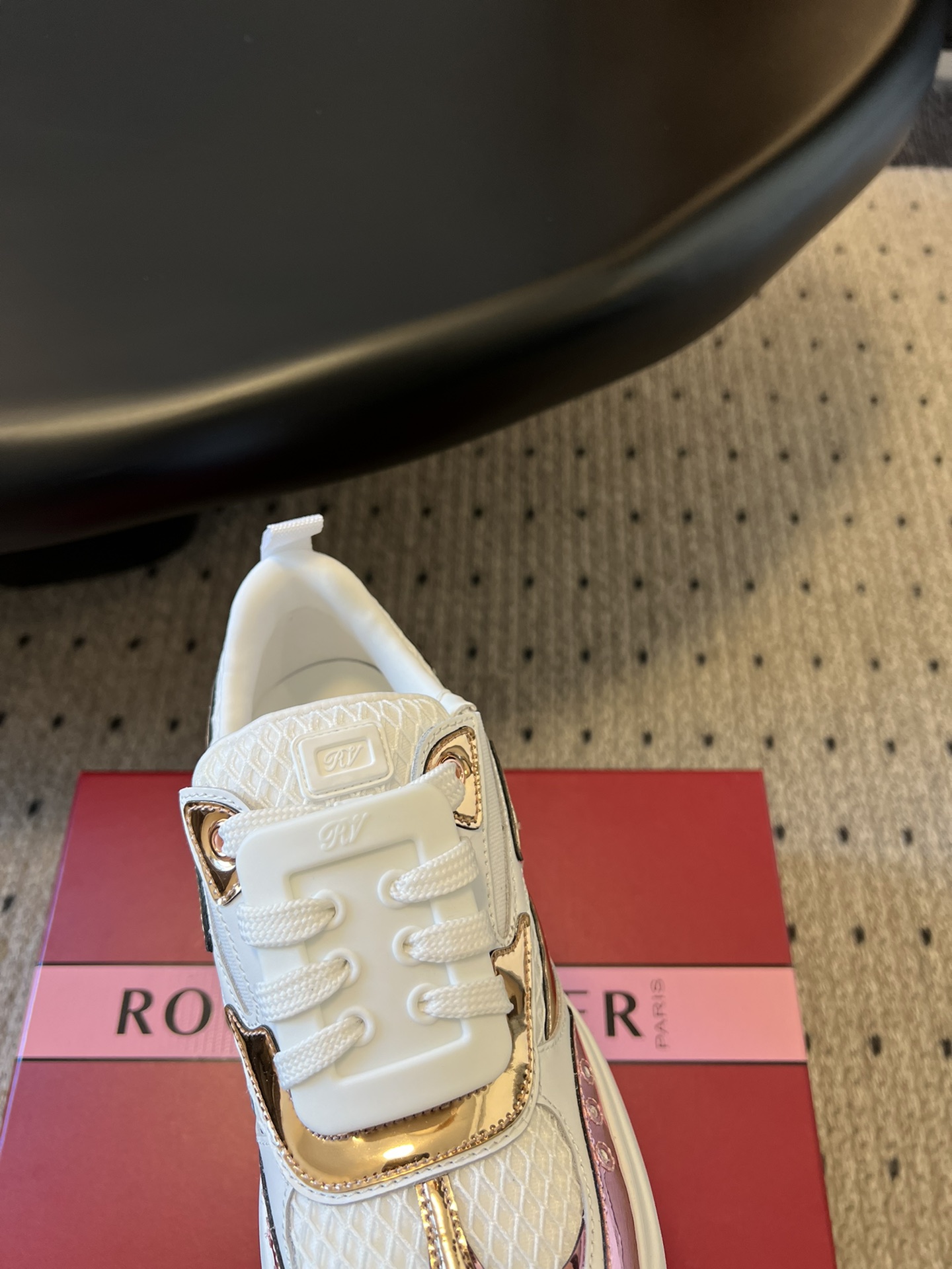 代购级
Roger Vivier 25ss 春夏 RV厚底运动鞋

休闲鞋以皮革拼镜面织物和网眼面料制成