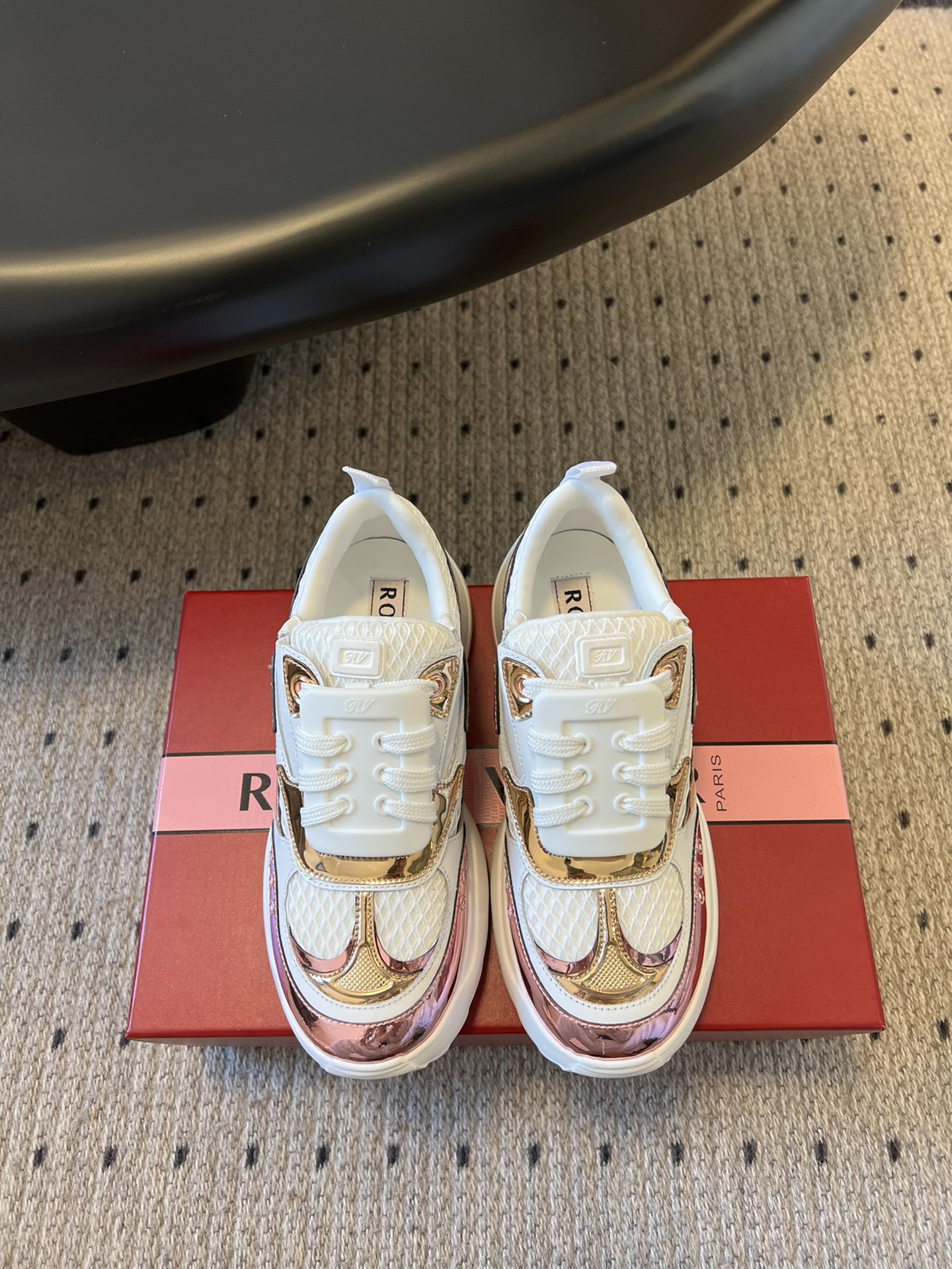代购级
Roger Vivier 25ss 春夏 RV厚底运动鞋

休闲鞋以皮革拼镜面织物和网眼面料制成