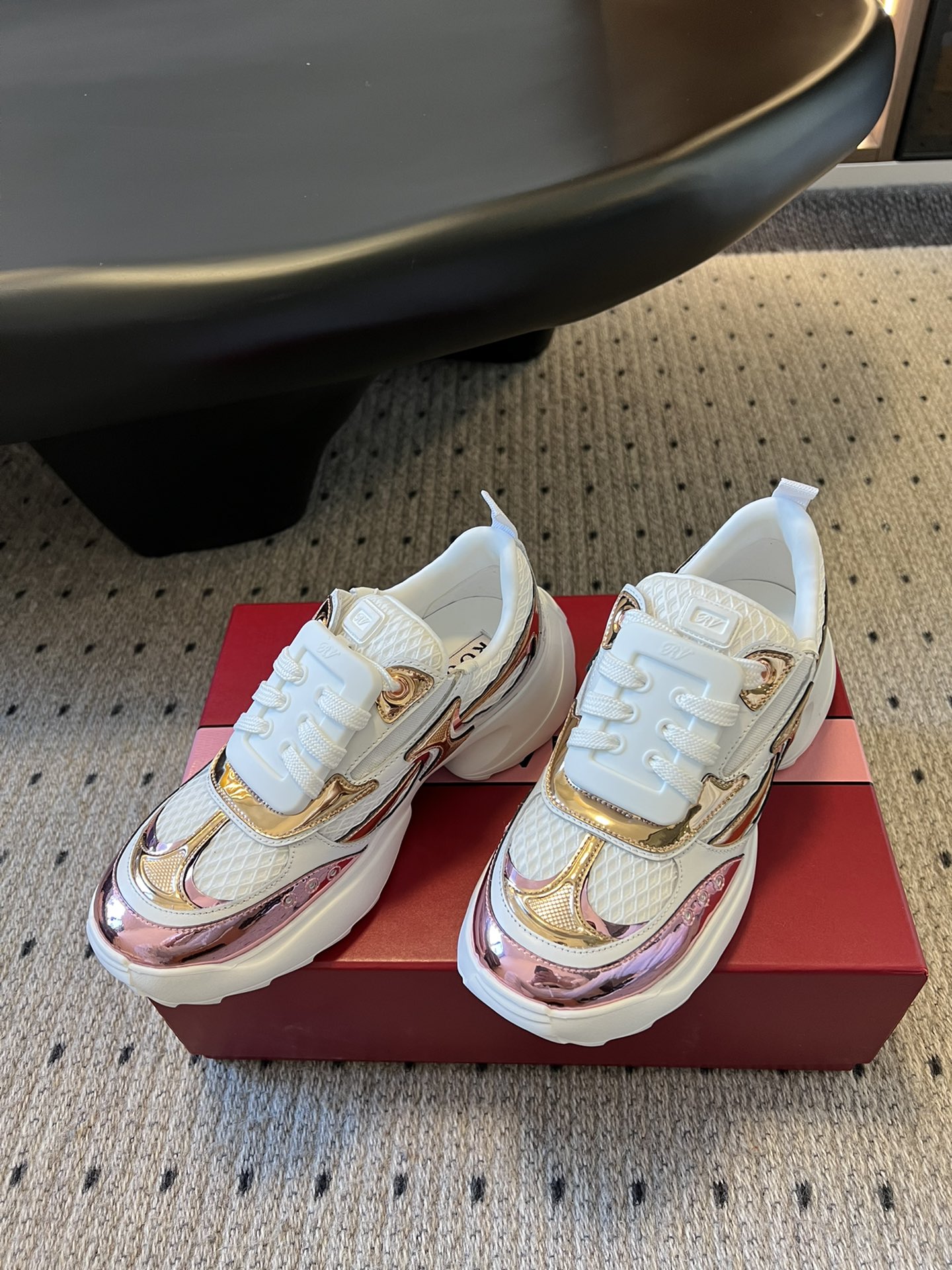 代购级
Roger Vivier 25ss 春夏 RV厚底运动鞋

休闲鞋以皮革拼镜面织物和网眼面料制成