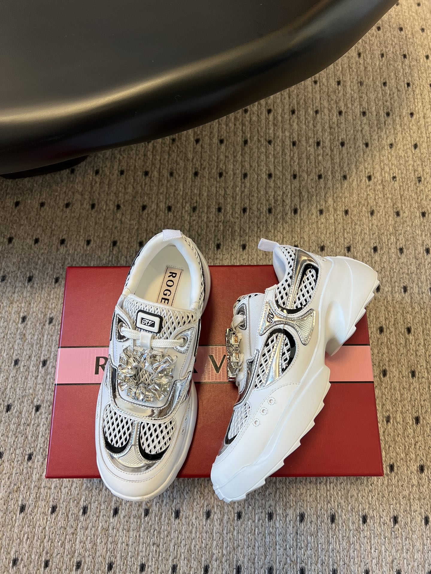 代购级
Roger Vivier 25ss 春夏 RV厚底运动鞋

休闲鞋以皮革拼镜面织物和网眼面料制成