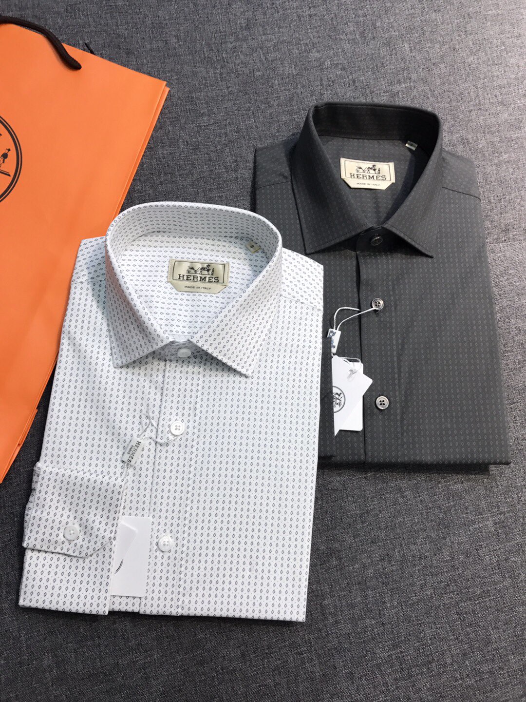 NO:607120,[New product-H/Majia men's fashion business casual long-sleeved shirt, high-quality products from trading company channels, high-end luxury top-notch products, high-end ready-to-wear series, 25th early spring new product, the best single product of the year!  !  The true essence of the H family's products lies in high-end and simplicity, which belongs to its unique aesthetic culture and is also full of its own charming attributes. It is quite sophisticated in terms of design, craftsmanship and materials. The pursuit of quality is very rigorous and demanding, and every detail is used to prove its brand image!  Born out of classics and a must-have signature item every season, the new season still continues the design tone of the H family, bringing the French urban nobility and elegance to the extreme. The iconic pattern is used throughout, and is vividly displayed through the printing process. It is natural, visually very individual, fashionable and fresh, and also flaunts the brand identity!  Customers choose fabrics from the Swiss ALUMO company. The fabrics are made of combed ultra-fine grade Egyptian cotton and high-count double-strand worsted spinning. The texture is unparalleled and has excellent skin-friendliness. The texture and texture reveal a sense of luxury and luxury, and the gloss is excellent!  The details are exquisite and well-fitted. The buttons are natural deep-sea shell buttons, each one has a unique pattern, the tailoring is first-class, the upper body effect is unparalleled, and the color matching is versatile, whether for business commuting or casual mixing, it can interpret a super stylish urban elite feeling, and it is a fashionable item with high control!  Sizes S-XXL S, shoulder width 45, bust 102, sleeve length 61, clothing length 72, shirts, alexander wang19860909【新品-H/马家男士时装款商务休闲长袖衬衫,贸易公司渠道臻品,高奢顶尖品鉴货,高级成衣系列,25年早春新品,年度绝佳单品！！ H家的单品真谛在于高级和简约,这属于它的独特的美学文化,亦是充满自身魅力属性,无论在设计、工艺和用料方面都颇为考究,对于品质的追求非常严谨和苛刻,用每一个细节来力证自身品牌形象！ 因经典而生,每季必出的招牌单品,新一季仍然延续了H家的设计基调,将法式的都市高贵优雅发挥到极致,整体运用了标志性图案,通过印花工艺淋漓展现,浑然天成,视觉非常个性时髦提鲜,同时亦标榜了品牌身份！ 客供甄选瑞士ALUMO阿鲁姆公司面料,面料采用精梳超细的等级埃及棉,高支双股精纺打造而成,质感无敌,亲肤性绝佳,肌理纹路透着高级和华丽感,光泽度极好！ 细节处处精致考究,严丝合缝,纽扣为天然深海贝壳扣,每粒都有着独一无二的纹路,剪裁一流,上身效果无敌,配色万能百搭,即商务通勤亦休闲混搭,可以诠释出超具型格的都市精英感,属于驾驭度极高的时髦单品！尺码S-XXL S码 肩宽45 胸围102 袖长61 衣长72,,shirts,alexander wang,Men's clothing